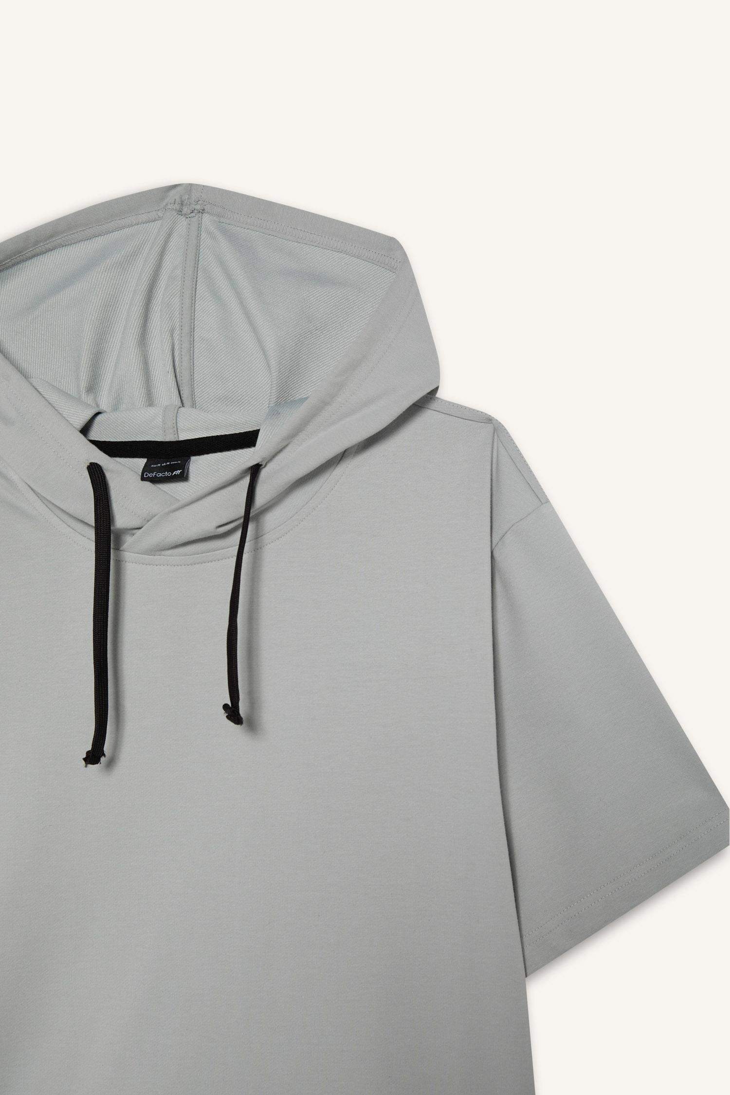 تي شيرت مطبوع قصة عادية بغطاء للرأس