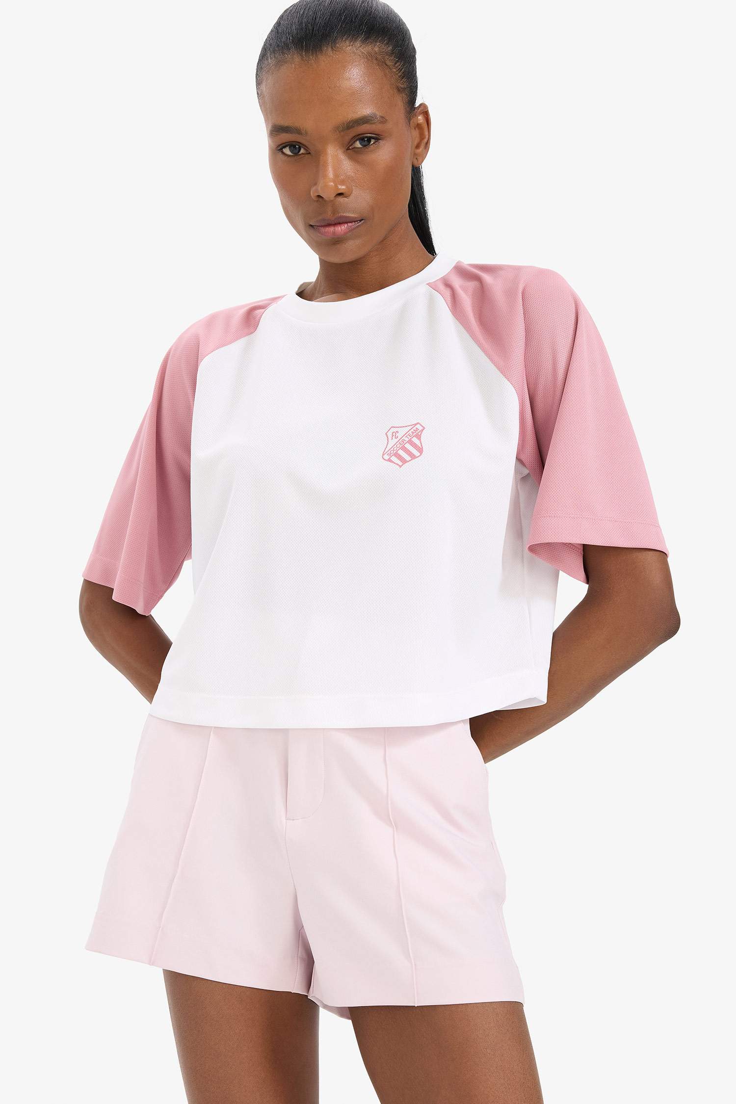 Кроп-топ с круглым воротом и принтом на груди, спортивная футболка с коротким рукавом