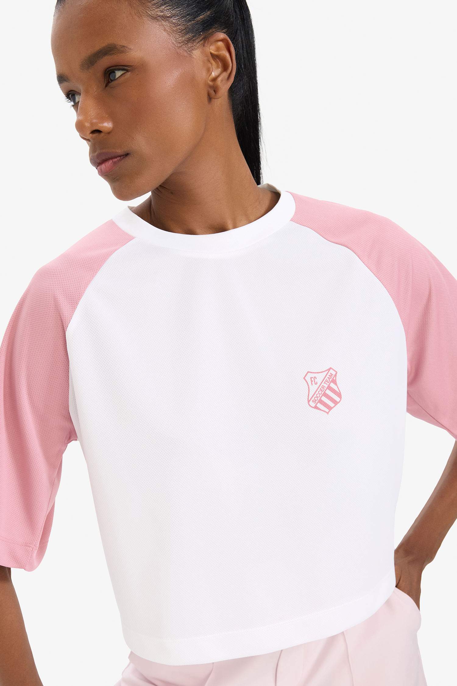 Кроп-топ с круглым воротом и принтом на груди, спортивная футболка с коротким рукавом