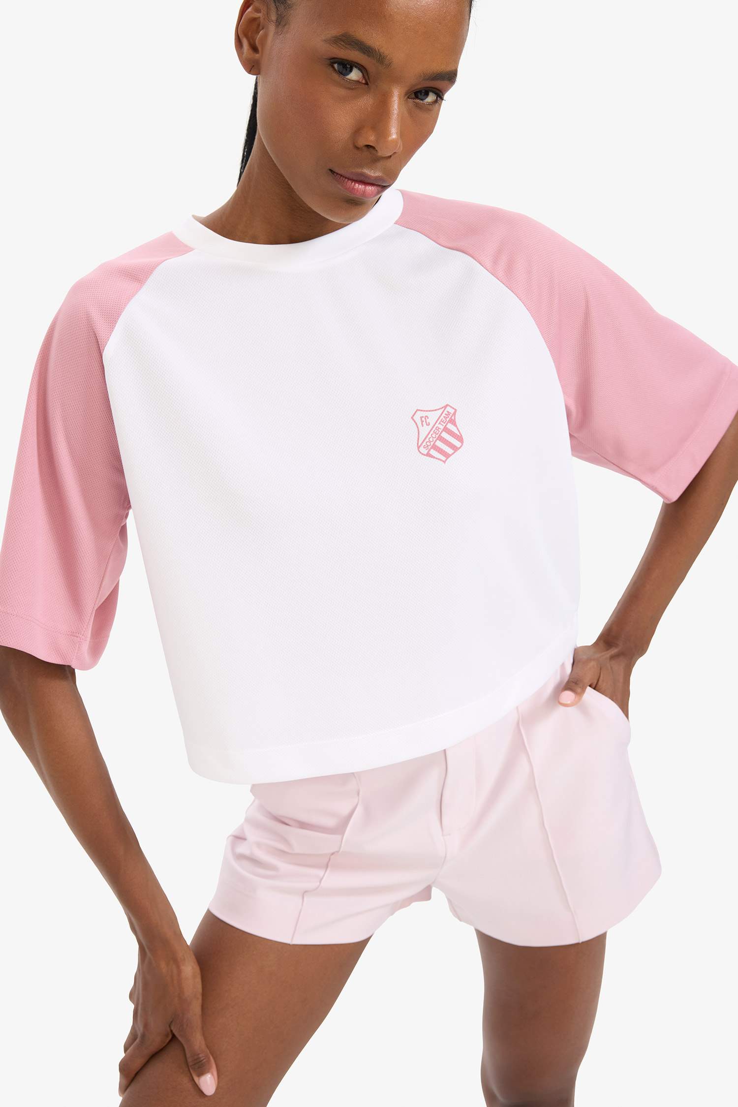 Кроп-топ с круглым воротом и принтом на груди, спортивная футболка с коротким рукавом