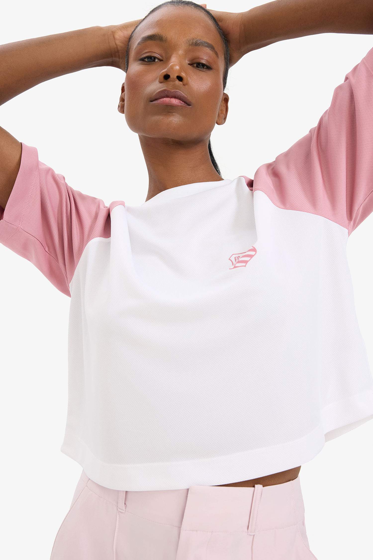 Кроп-топ с круглым воротом и принтом на груди, спортивная футболка с коротким рукавом