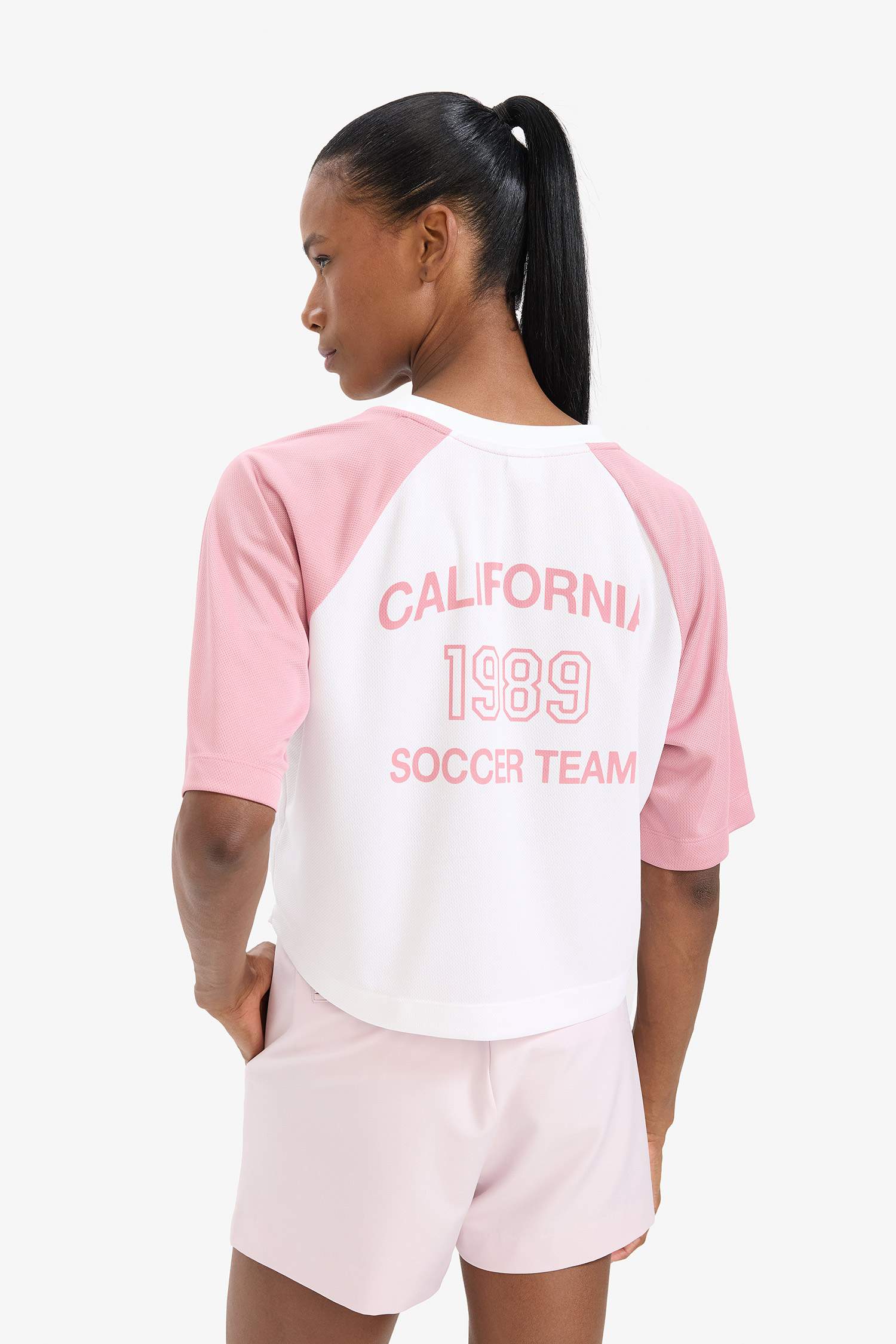 Кроп-топ с круглым воротом и принтом на груди, спортивная футболка с коротким рукавом