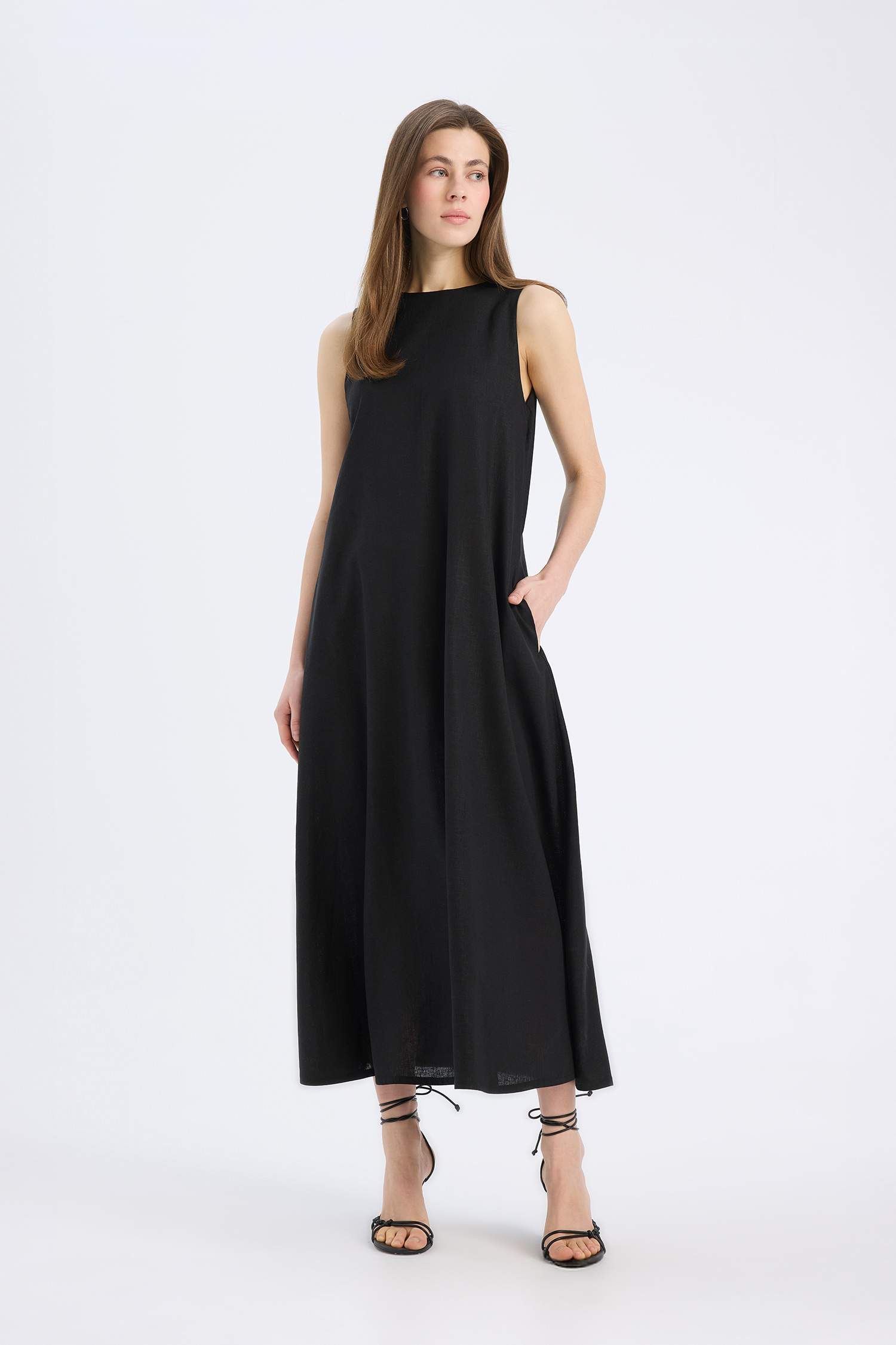 فستان طويل بقصة A بياخة مستديرة بدون كم من مزيج الكتان