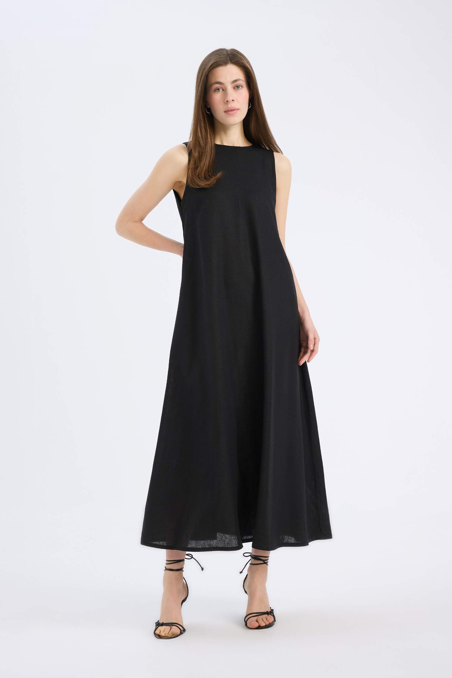 فستان طويل بقصة A بياخة مستديرة بدون كم من مزيج الكتان