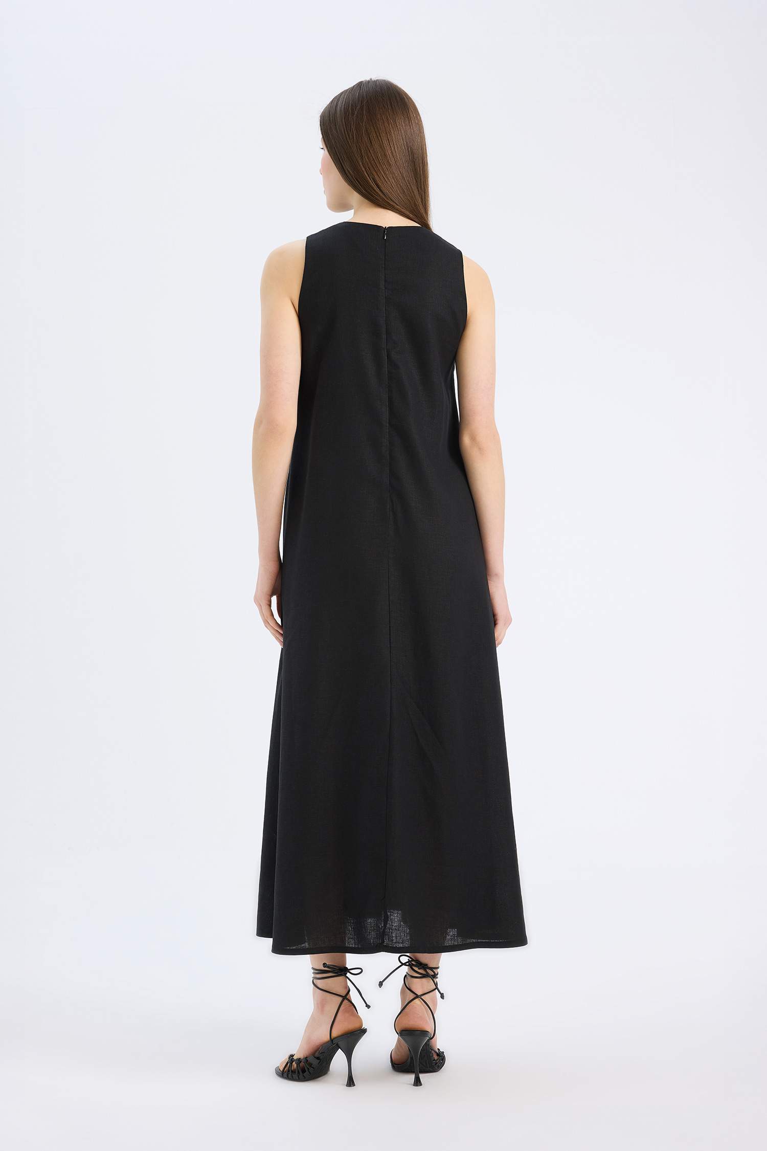 فستان طويل بقصة A بياخة مستديرة بدون كم من مزيج الكتان