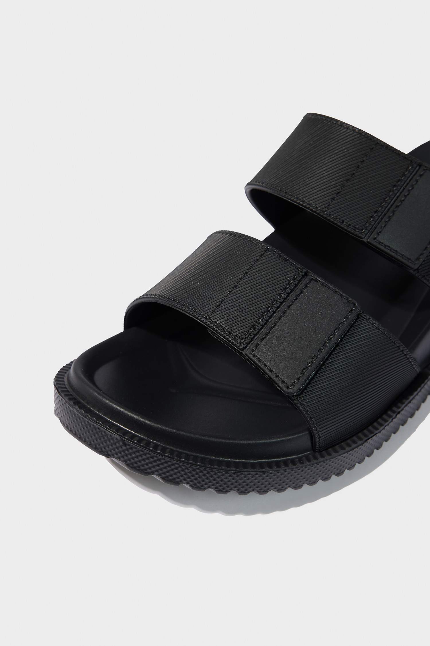 شبشب رجالي بكعب مسنن بشريط مزدوج