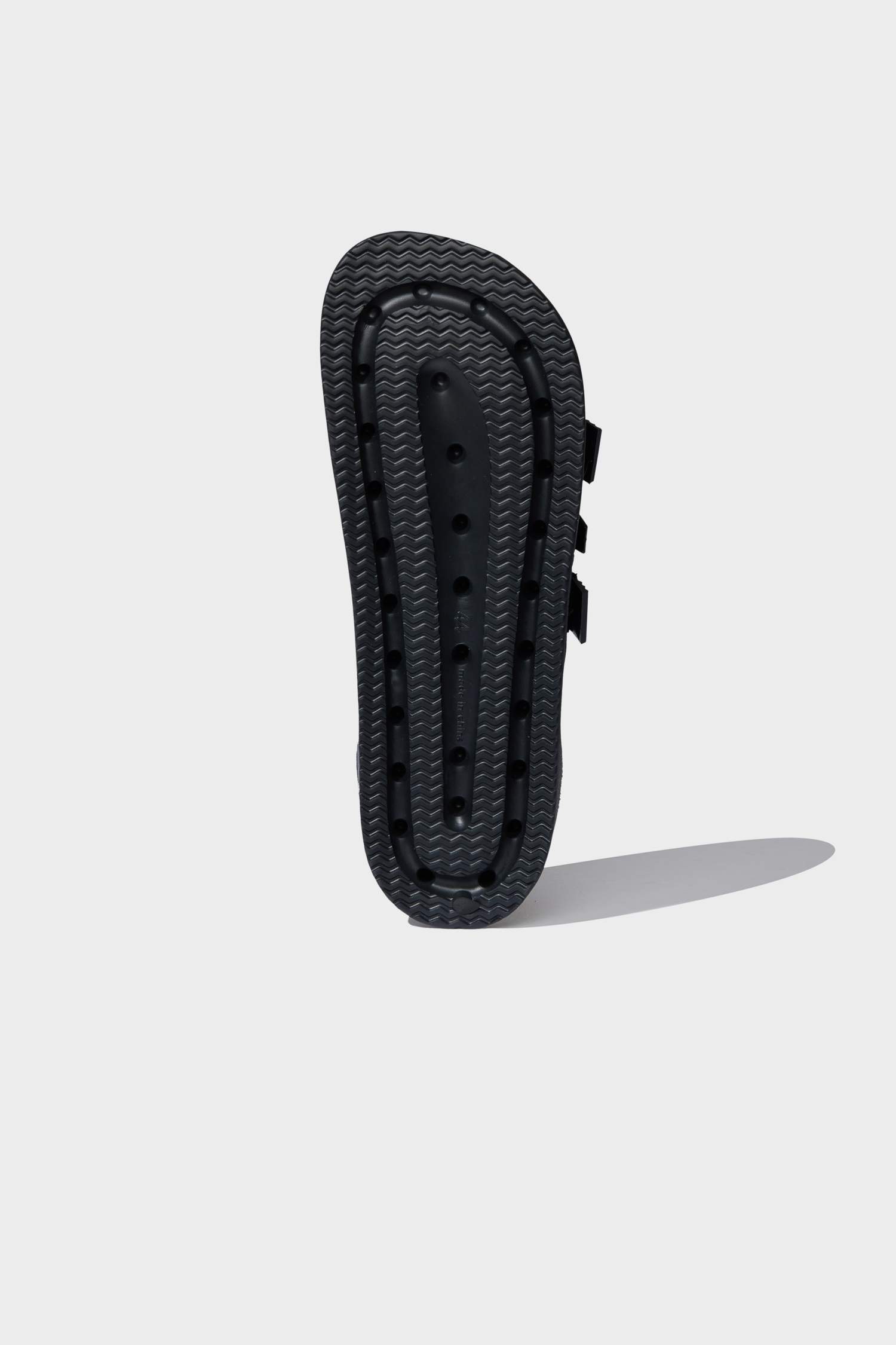 شبشب رجالي بكعب مسطح بشريط مفرد