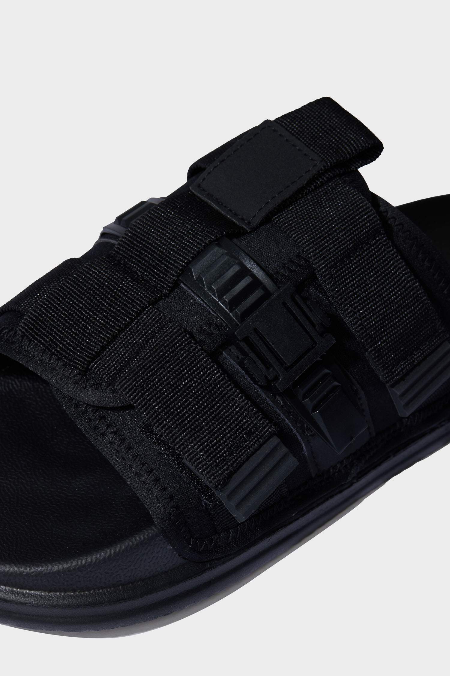 شبشب رجالي بكعب مسطح بشريط مفرد