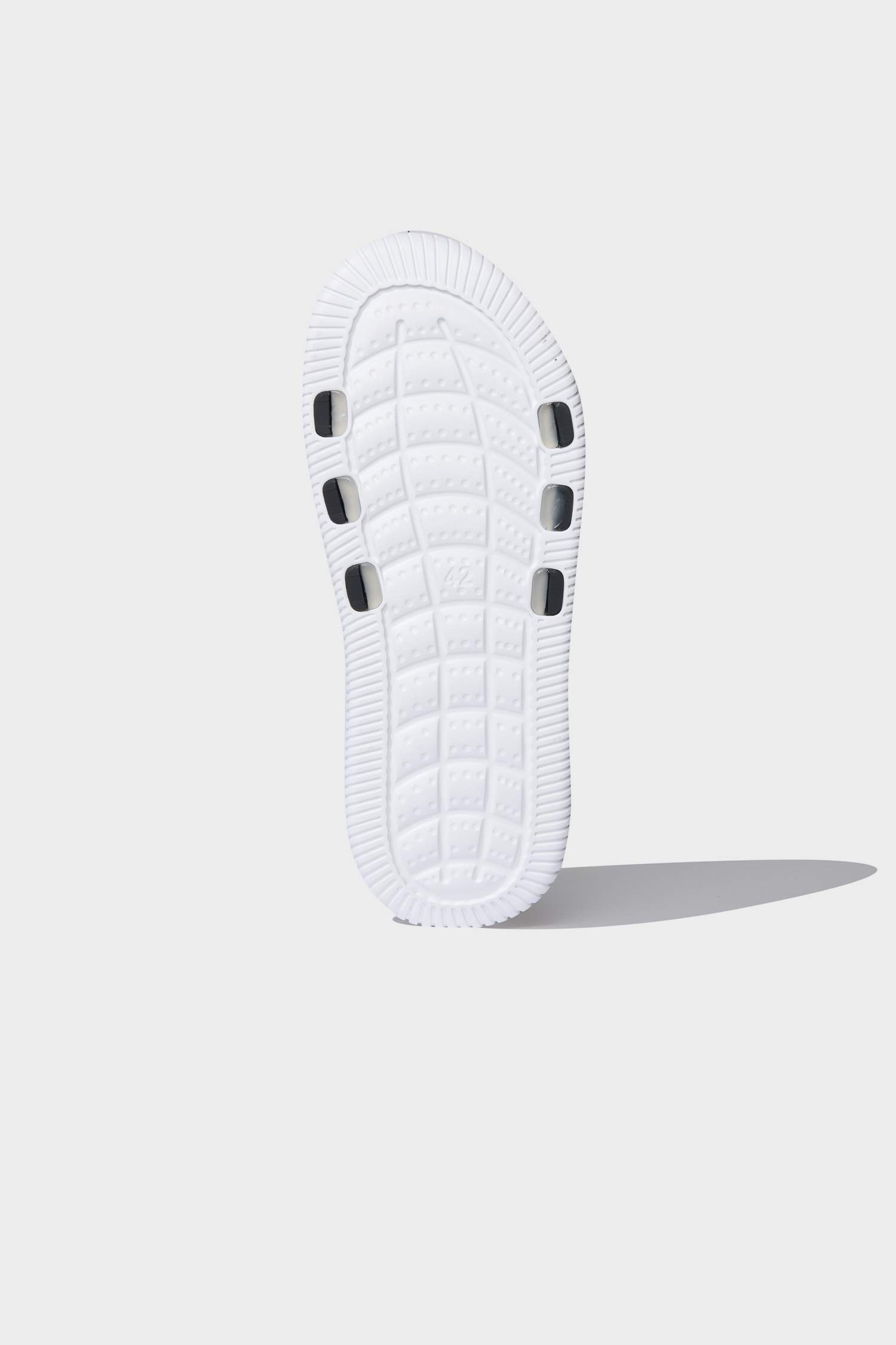 شبشب رجالي جلد صناعي بكعب مسطح بشريط مفرد