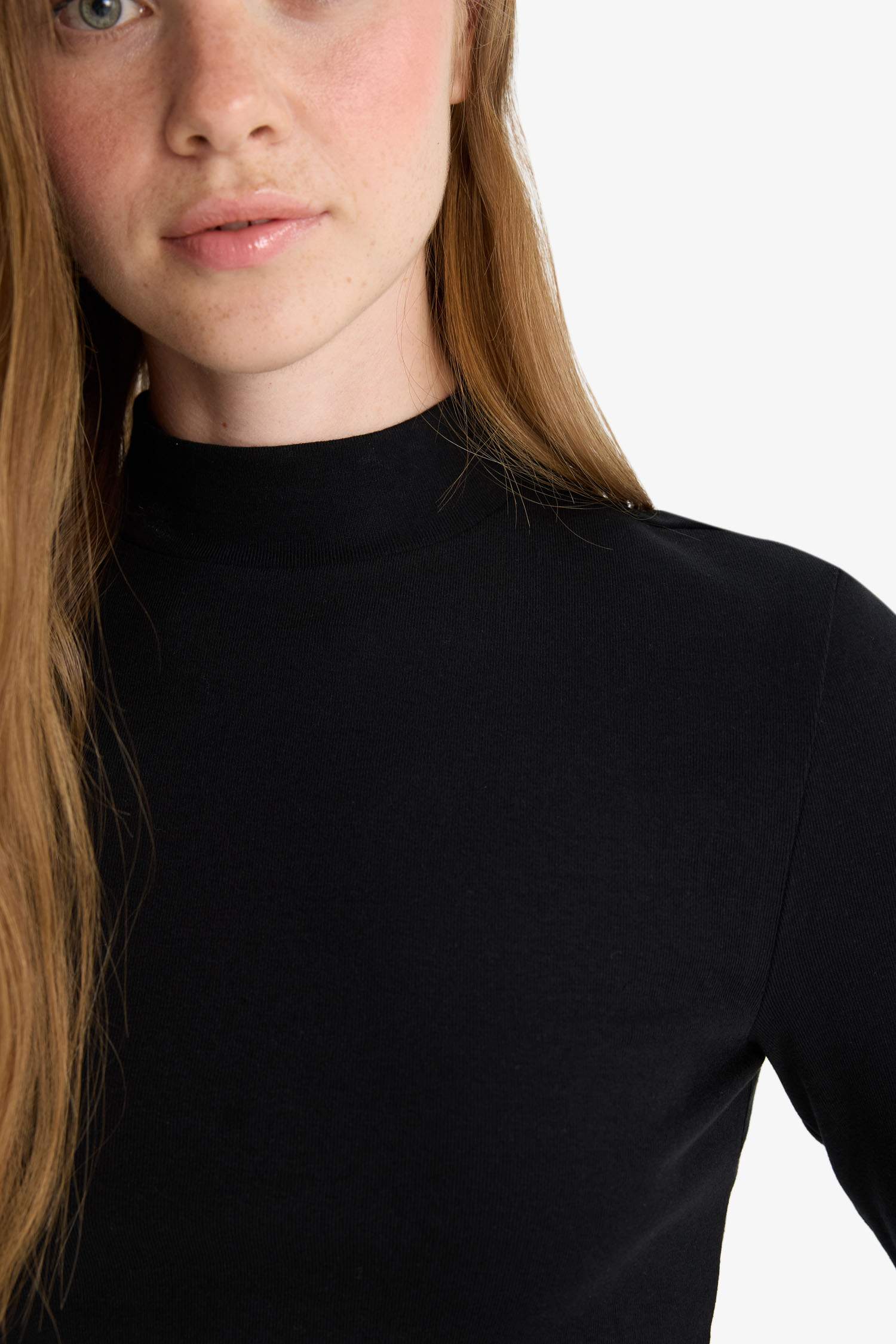 Приталенная футболка из модала с полу-высоким воротником и длинным рукавом