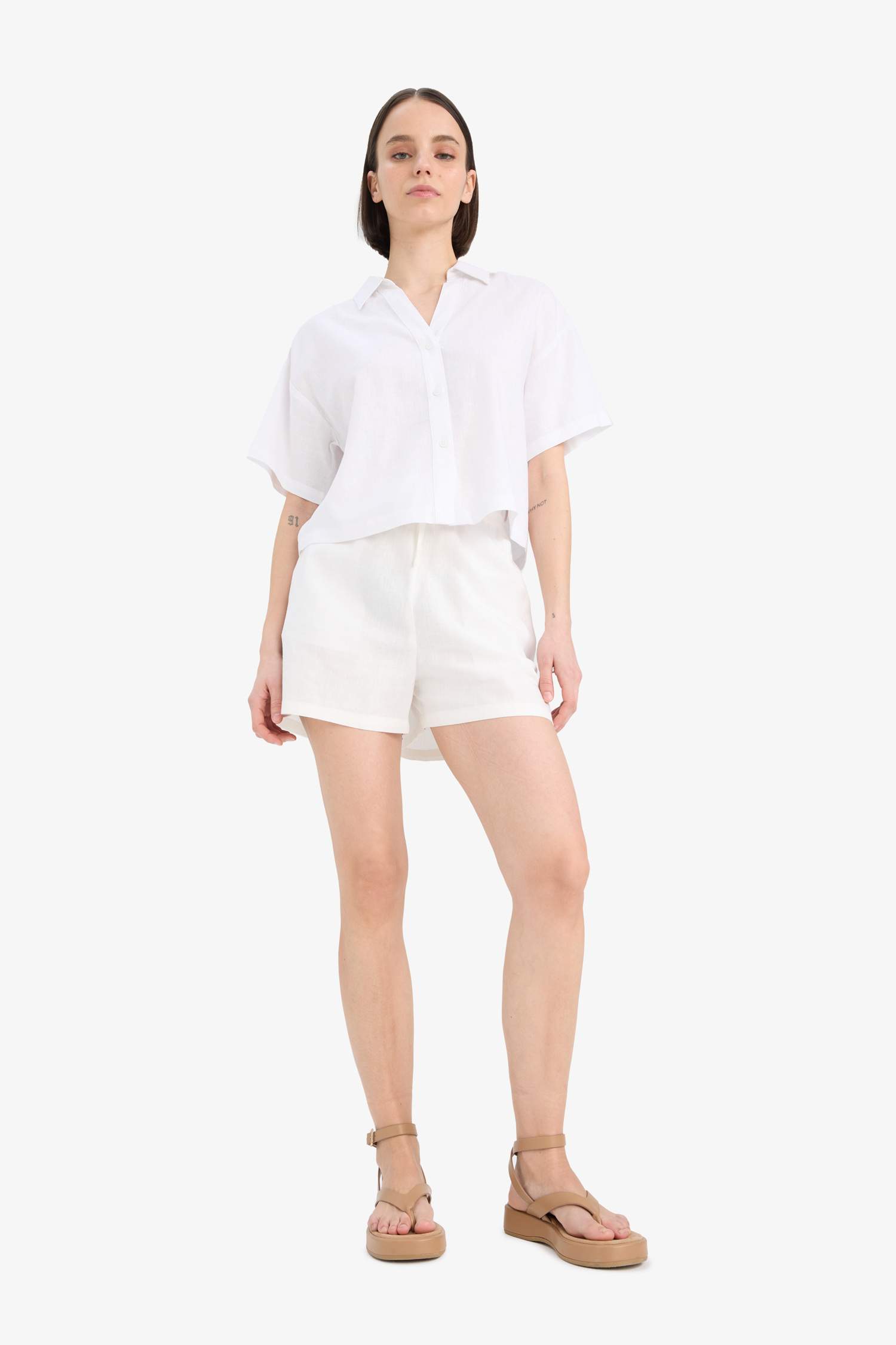 Шорты из льняной смеси с нормальной посадкой и короткими штанинами