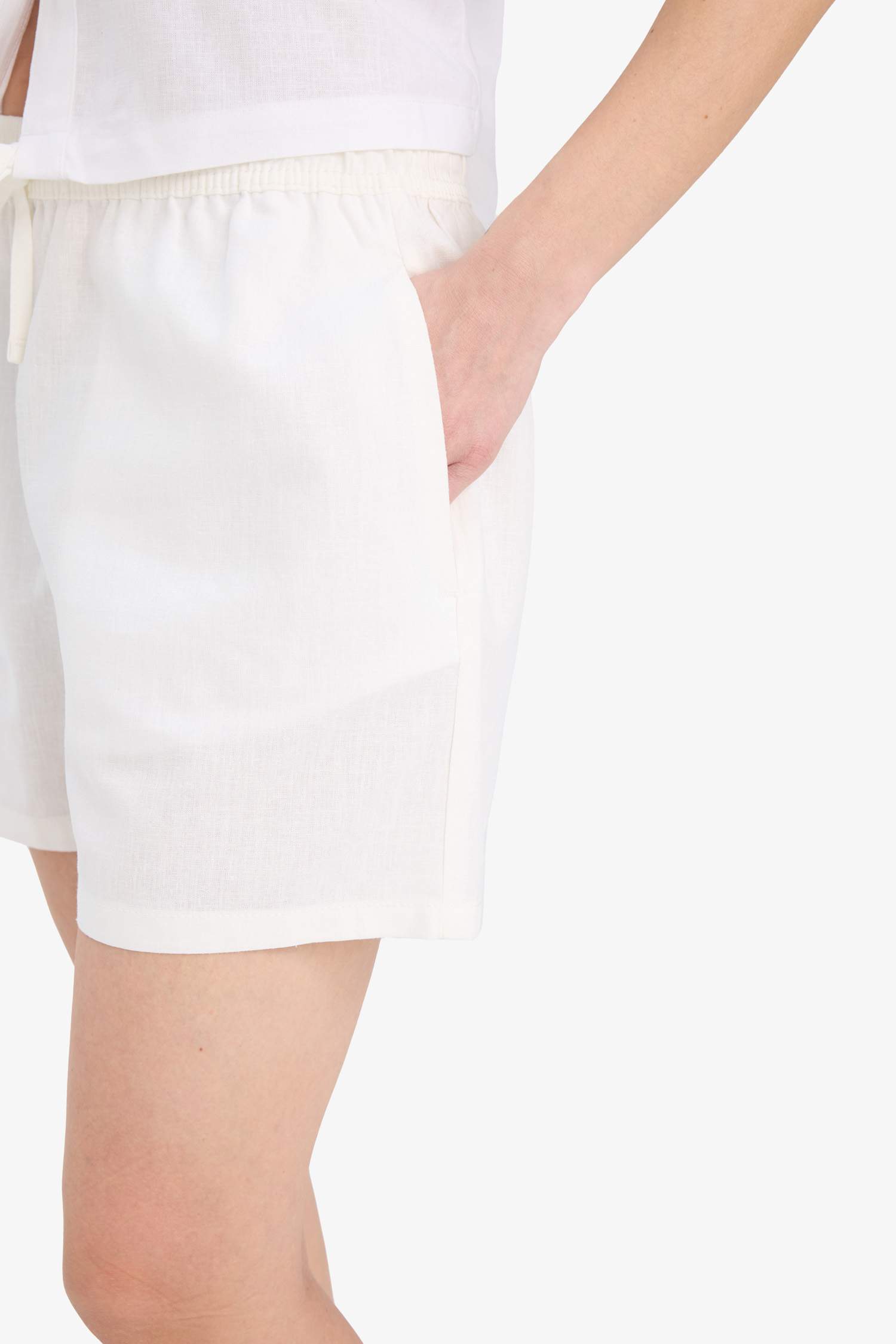 Шорты из льняной смеси с нормальной посадкой и короткими штанинами