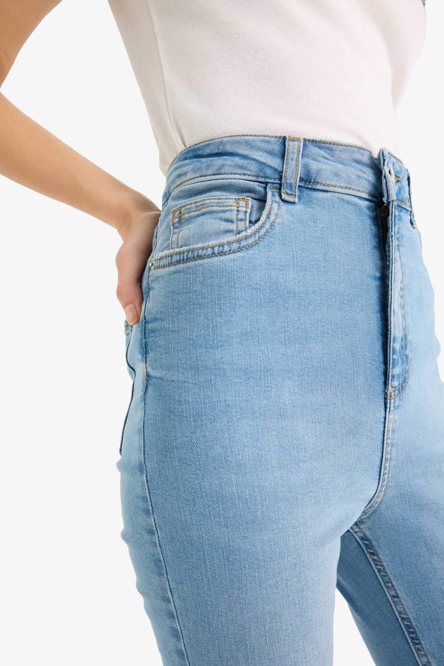 بنطرون جينز سكيني فيت برجل ضيق وخصر عالي