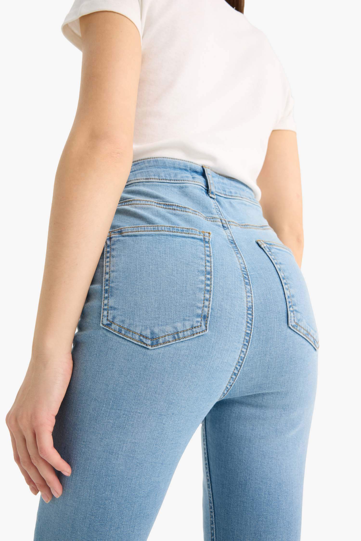 بنطرون جينز سكيني فيت برجل ضيق وخصر عالي