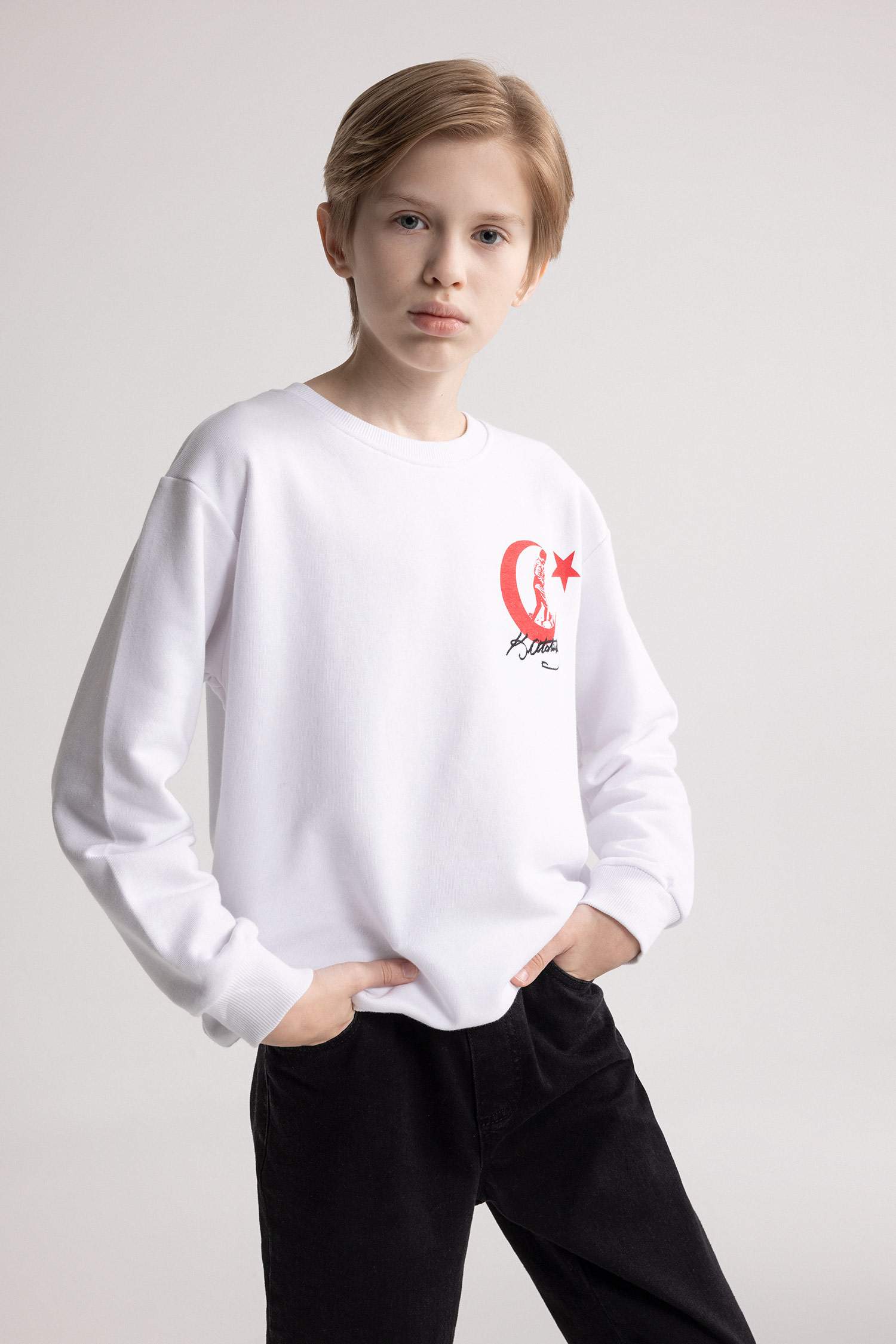 Erkek Çocuk Beyaz Bisiklet Yaka Atatürk Baskılı Nakışlı Sweatshirt