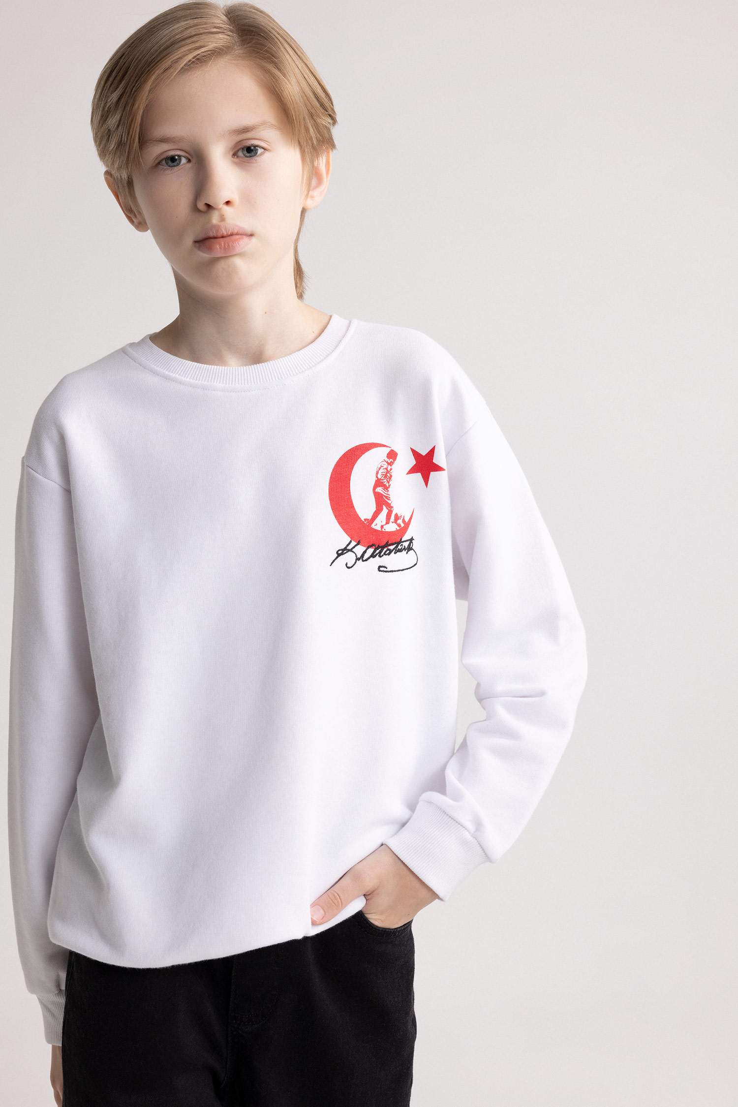Erkek Çocuk Beyaz Bisiklet Yaka Atatürk Baskılı Nakışlı Sweatshirt