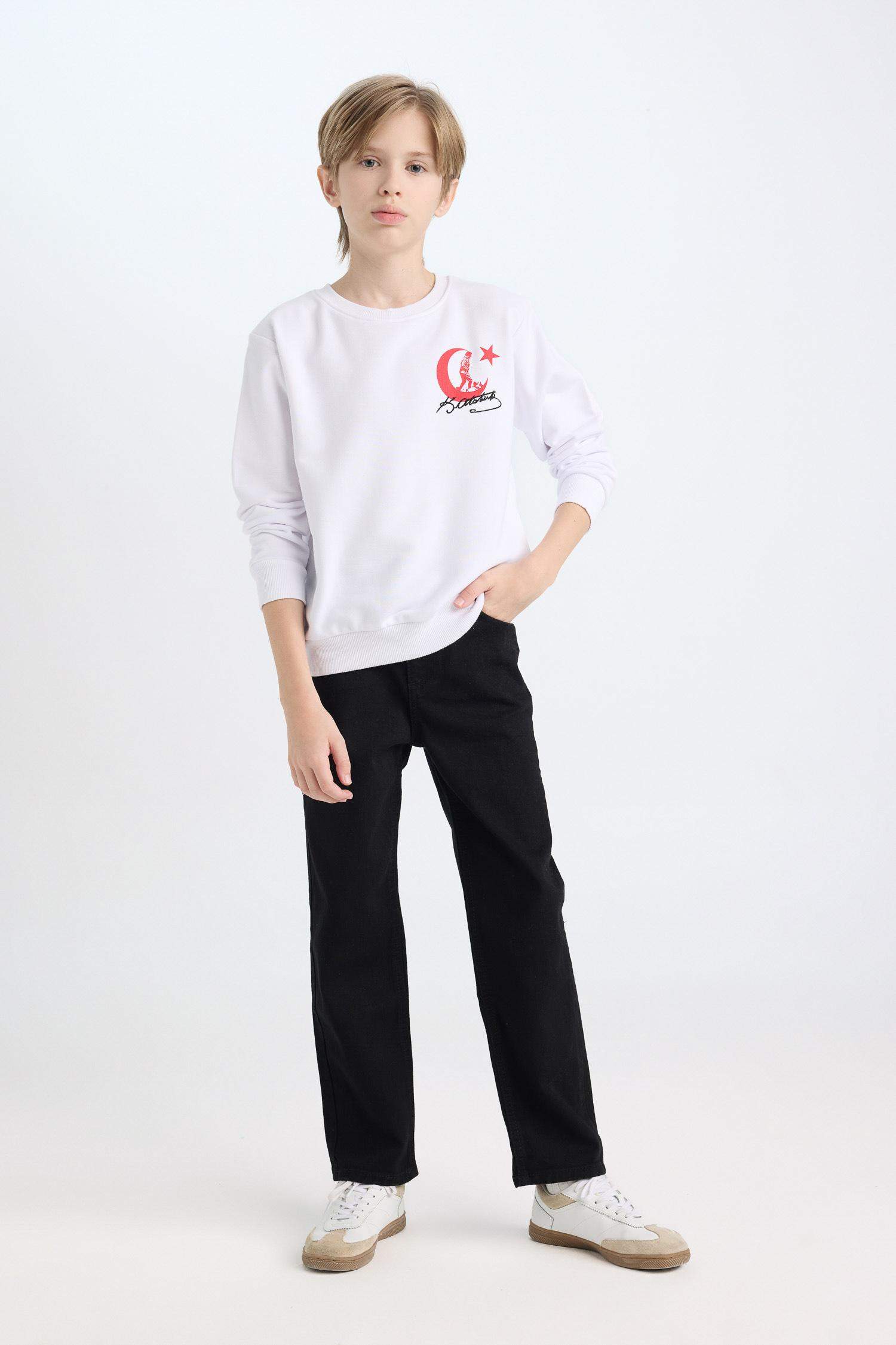 Erkek Çocuk Beyaz Bisiklet Yaka Atatürk Baskılı Nakışlı Sweatshirt