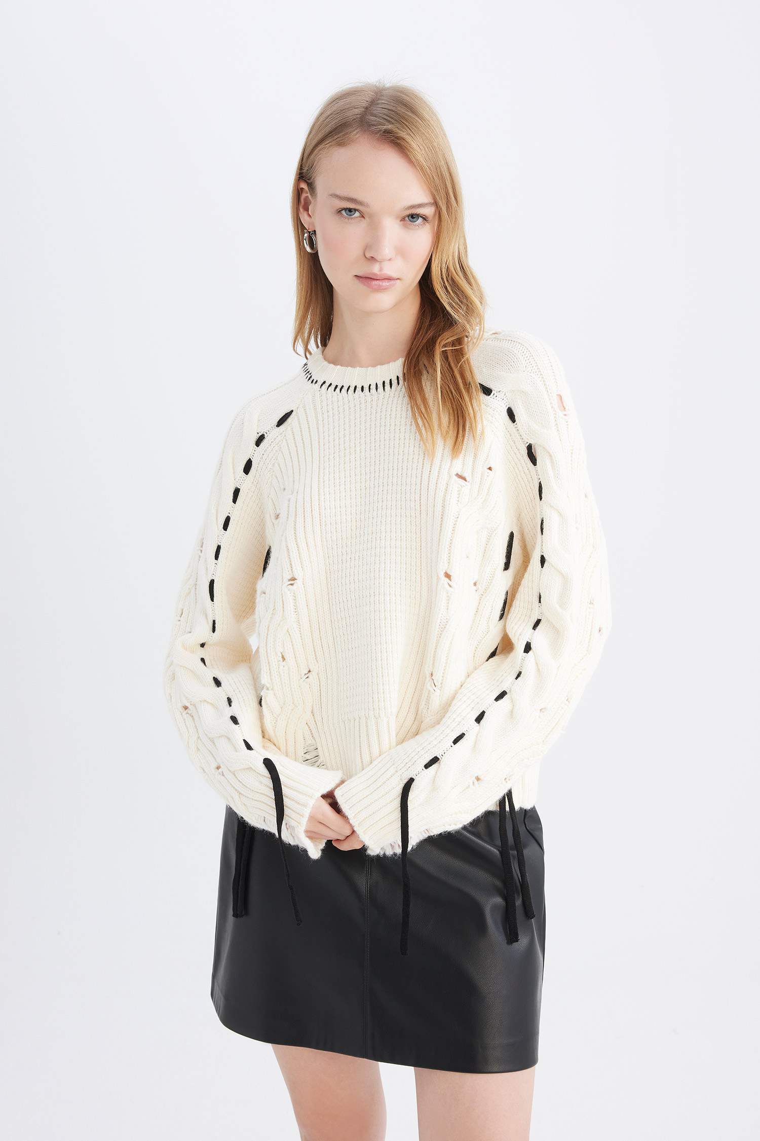 بلوفر تريكو اوفر سايز برقبة مستديرة