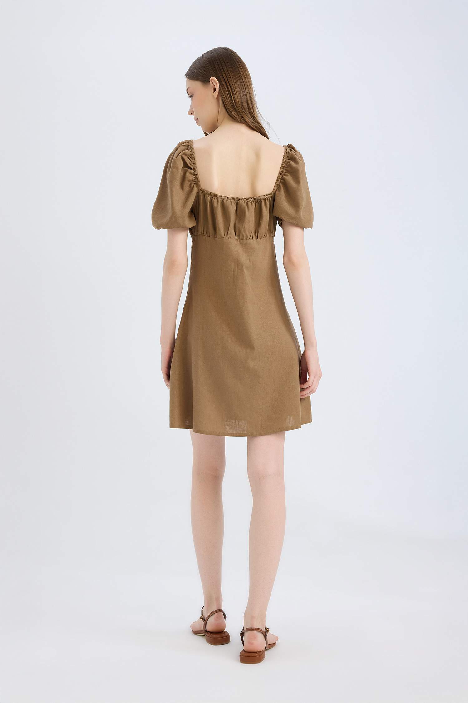 Платье-Трапеция с Квадратным Вырезом и Короткими Рукавами