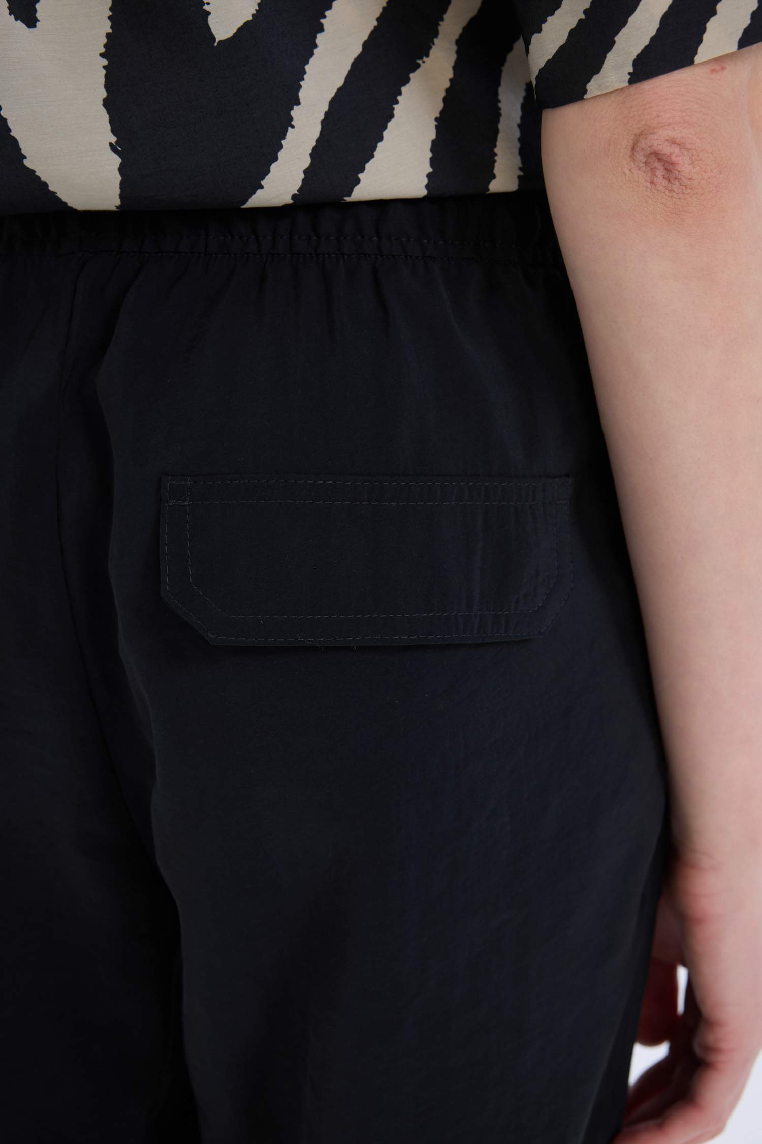 Джоггеры с карманами, высокой талией и укороченные из модала