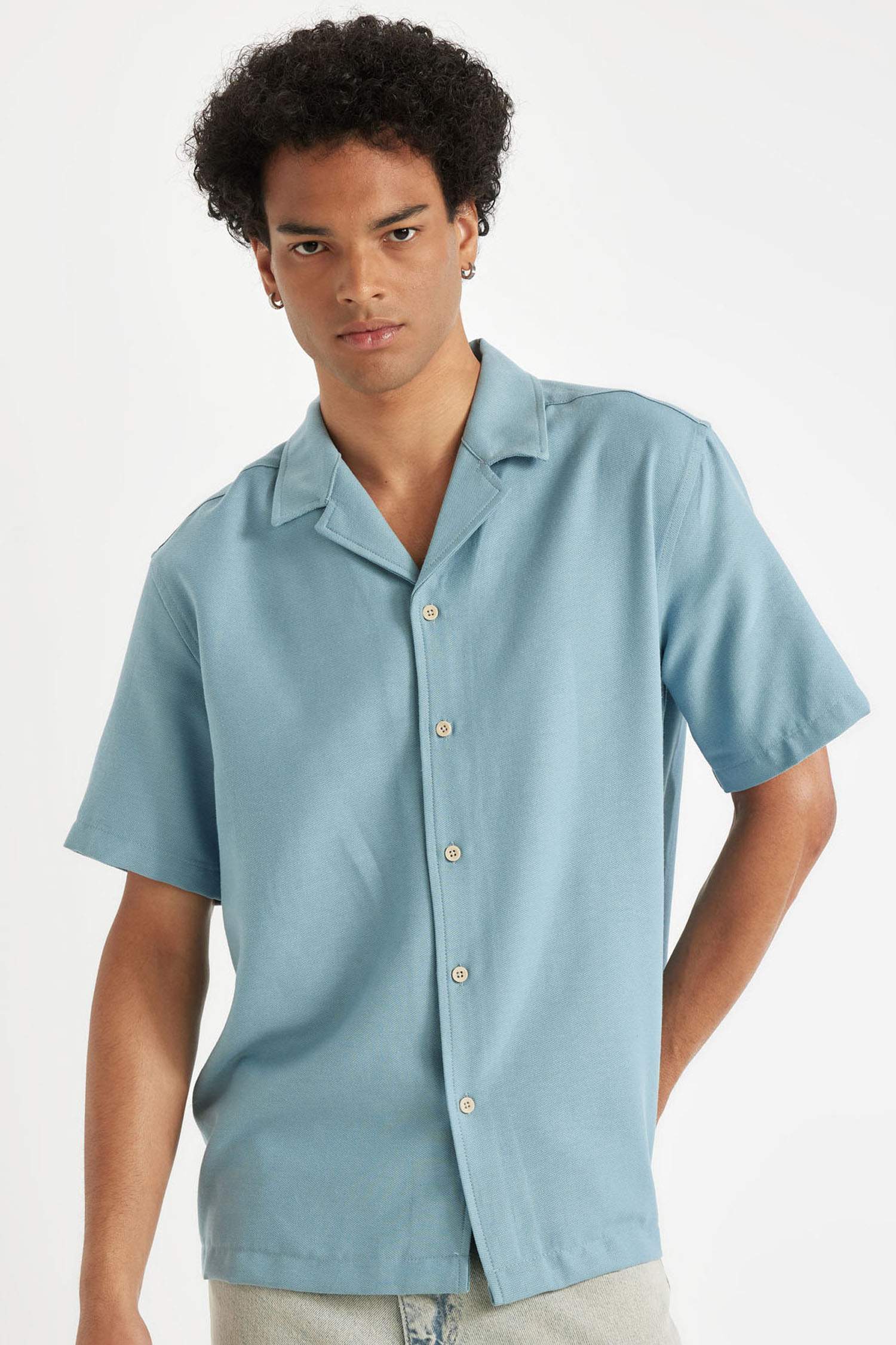 Рубашка стандартного кроя с коротким рукавом