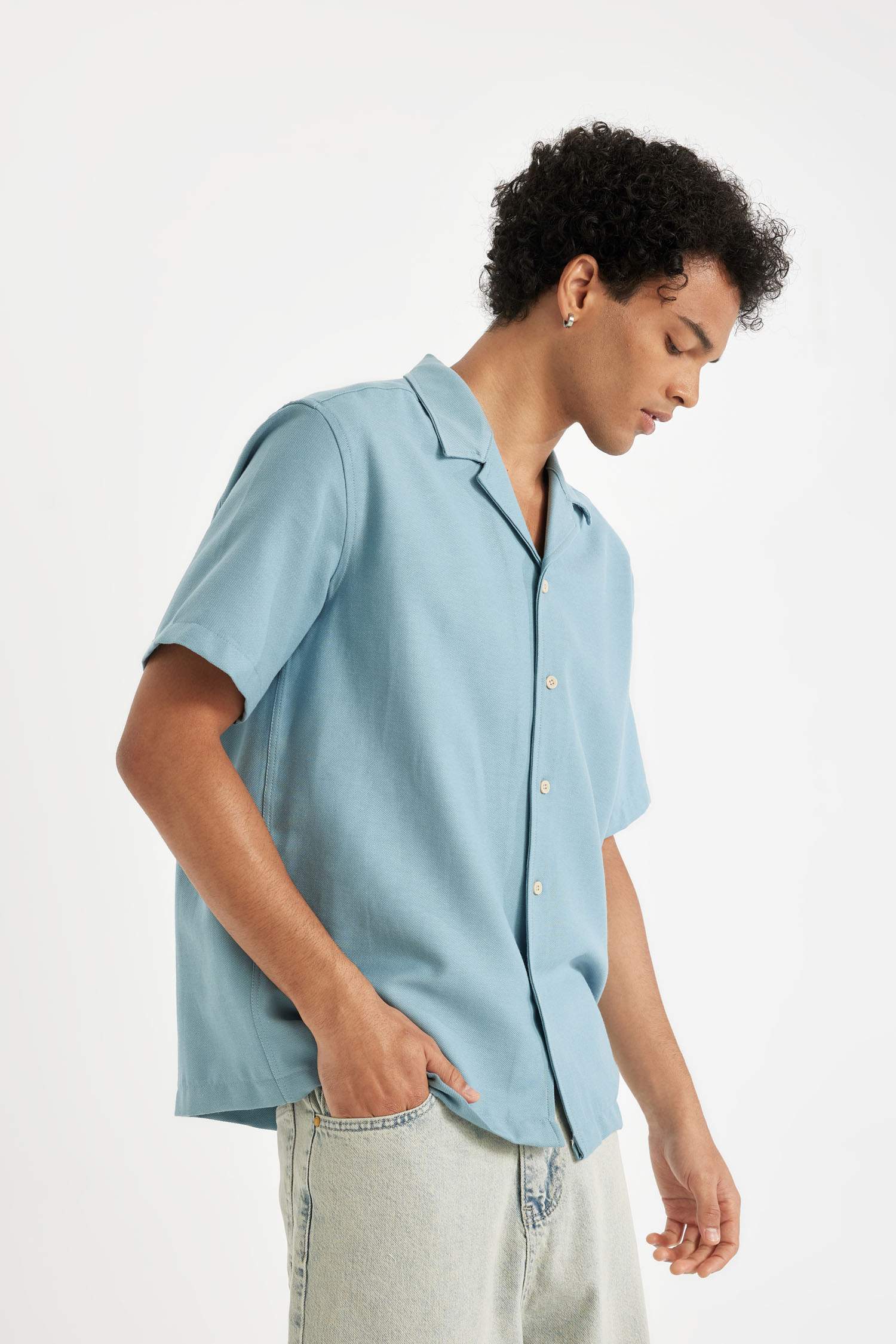 Рубашка стандартного кроя с коротким рукавом