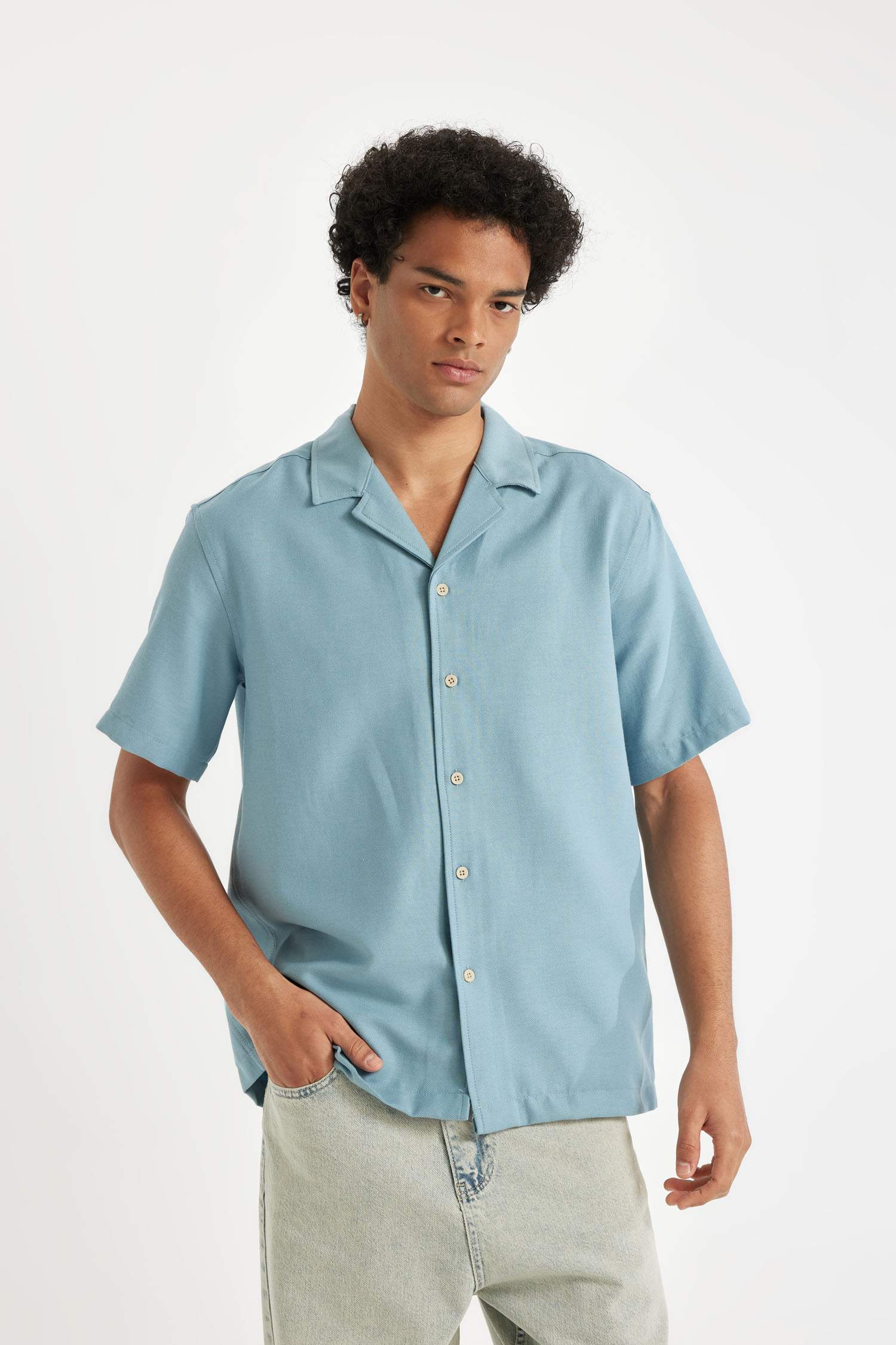 Рубашка стандартного кроя с коротким рукавом