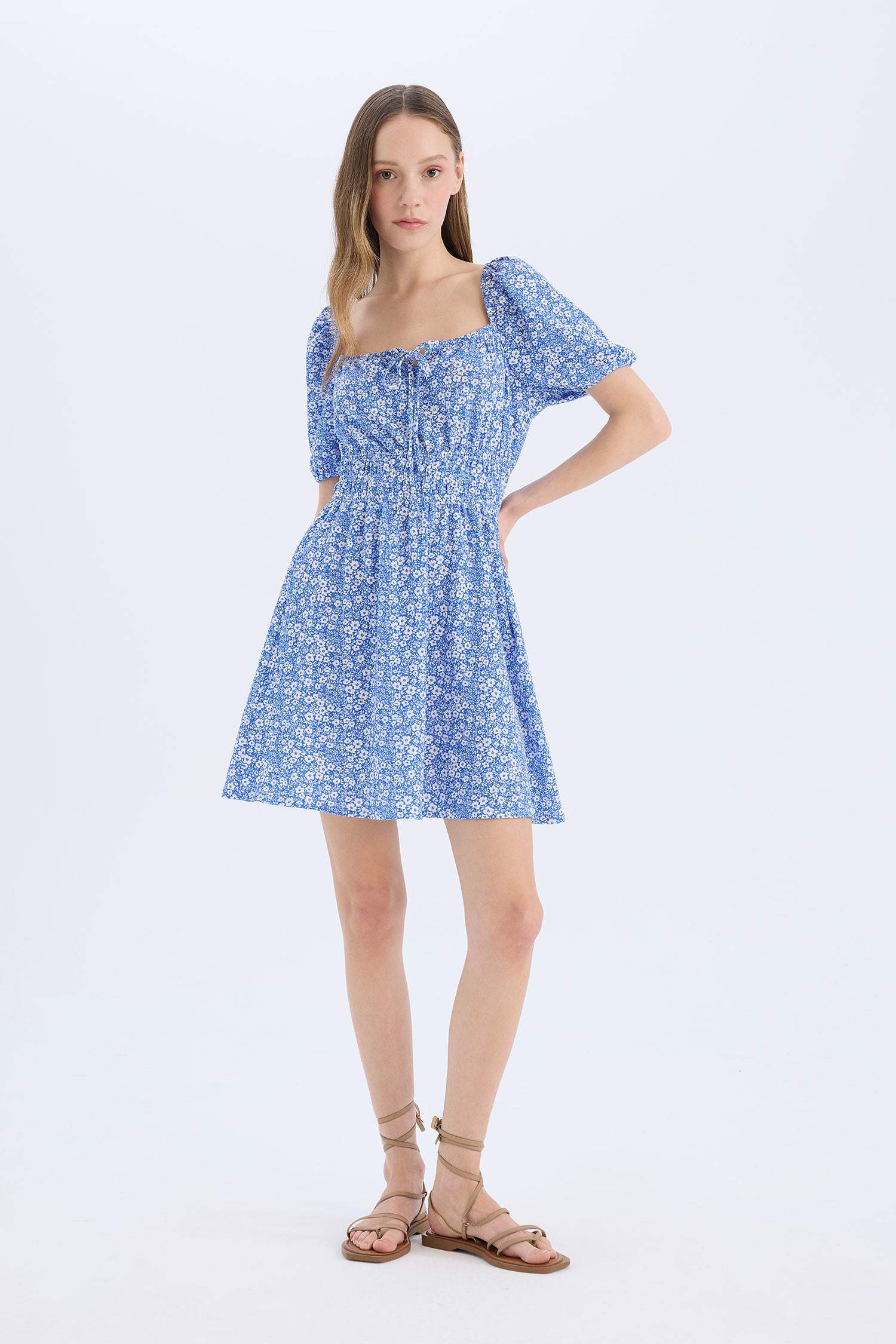 Mini Robe fleurie à col carré et manches courtes