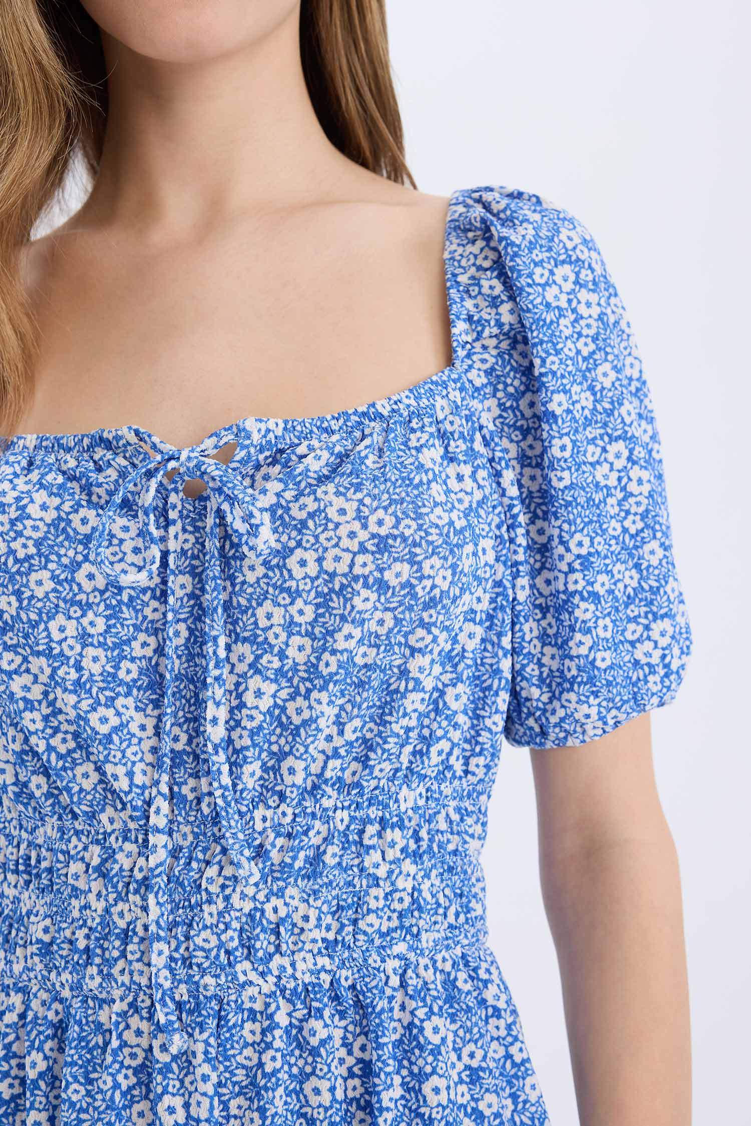 Mini Robe fleurie à col carré et manches courtes