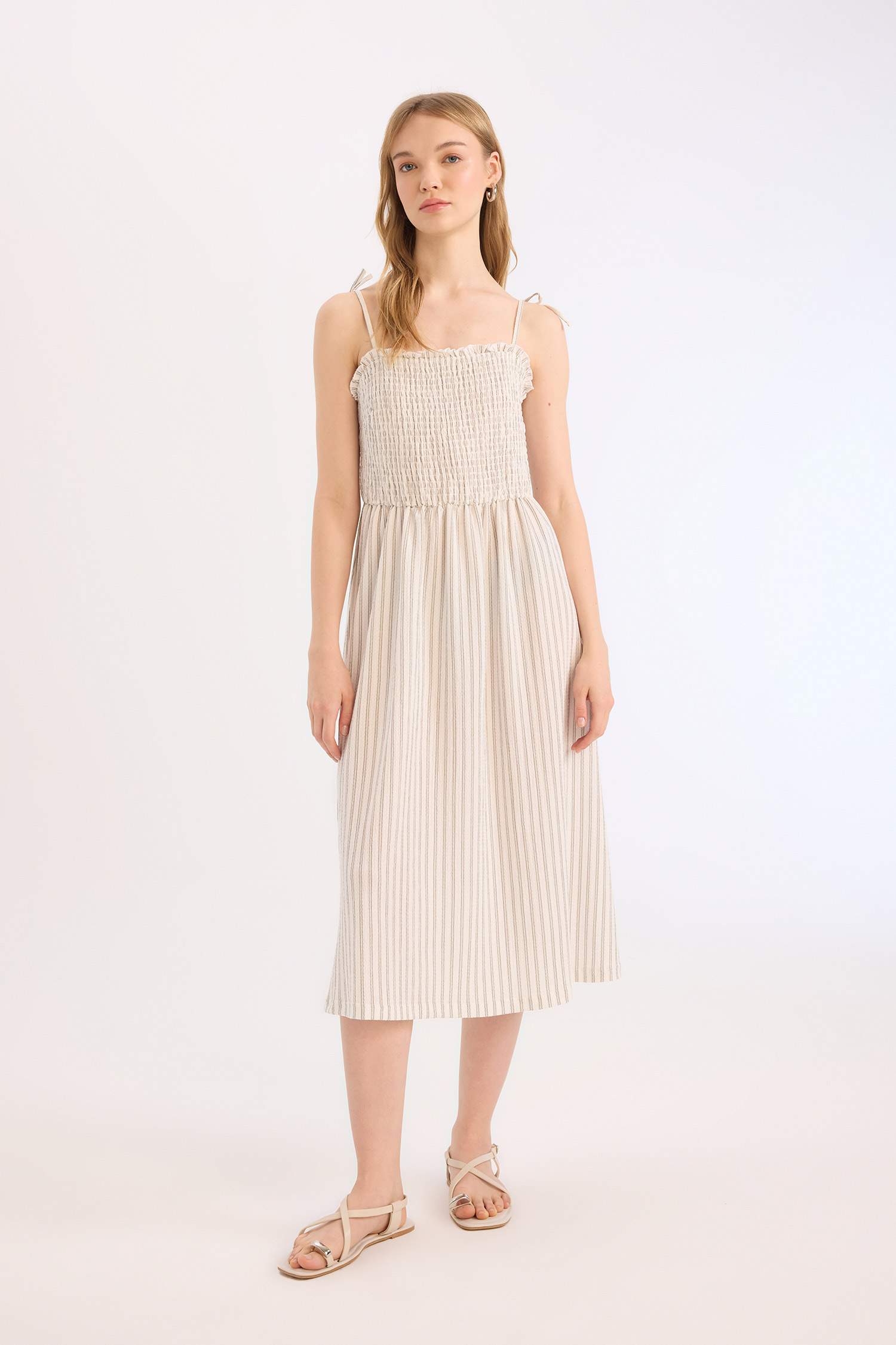 Платье-миди А-силуэта на бретелях в полоску из жатой ткани, коллекция Coool