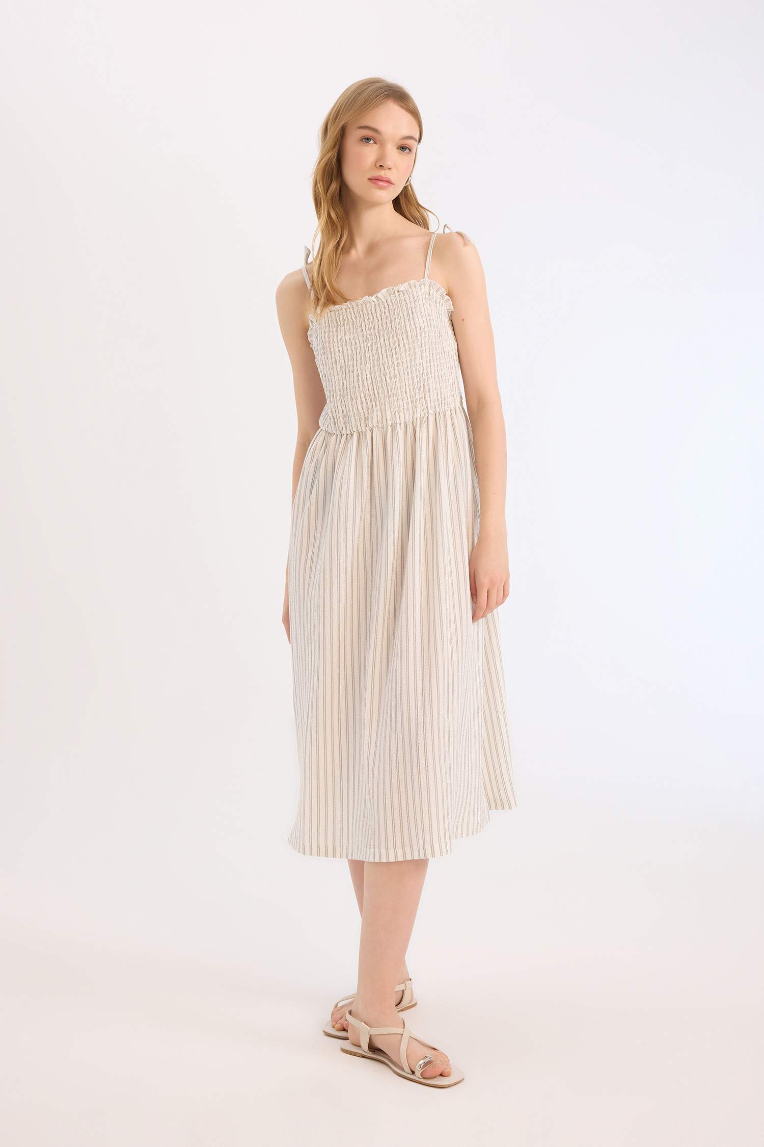 Платье-миди А-силуэта на бретелях в полоску из жатой ткани, коллекция Coool