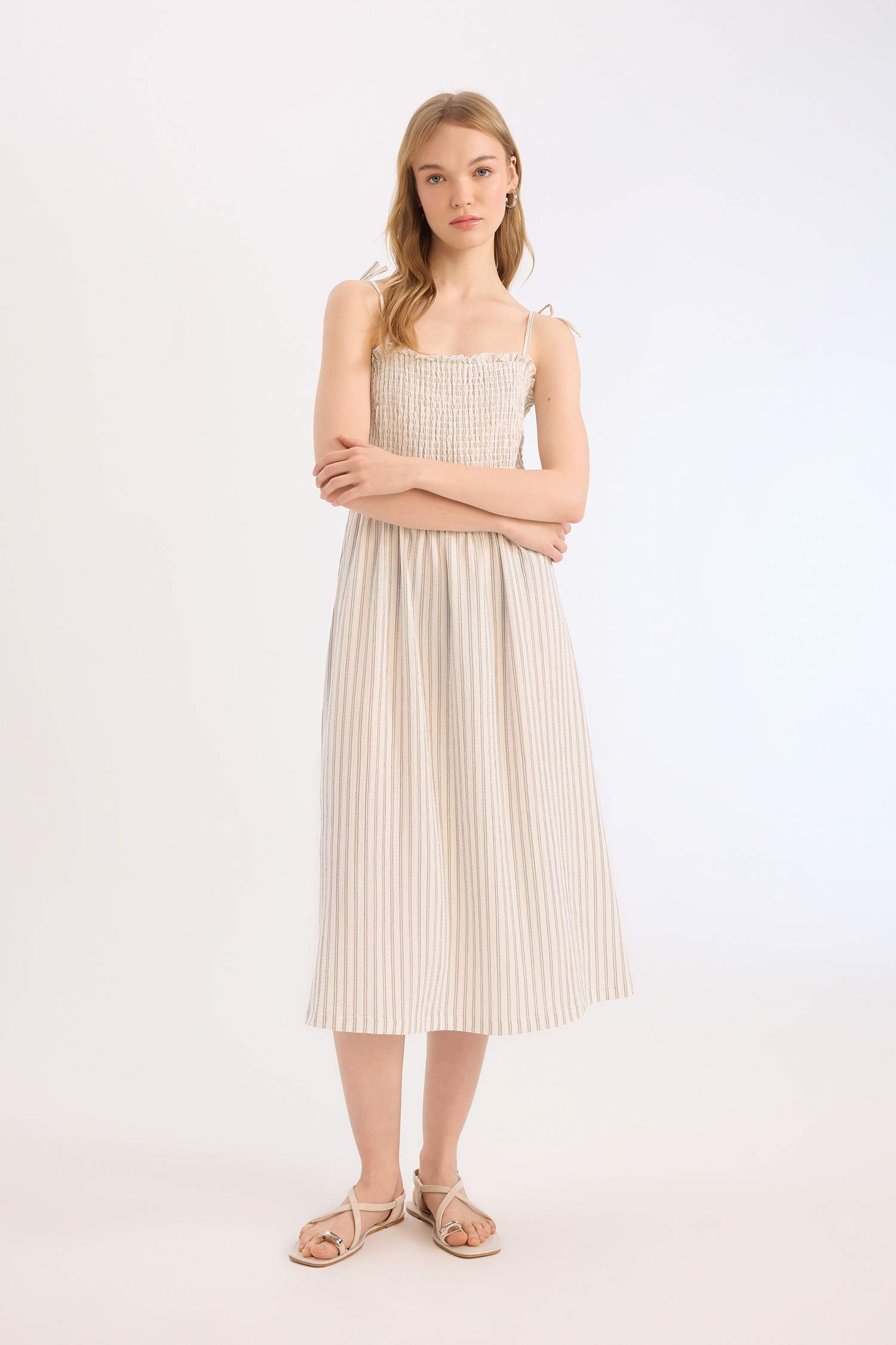 Платье-миди А-силуэта на бретелях в полоску из жатой ткани, коллекция Coool