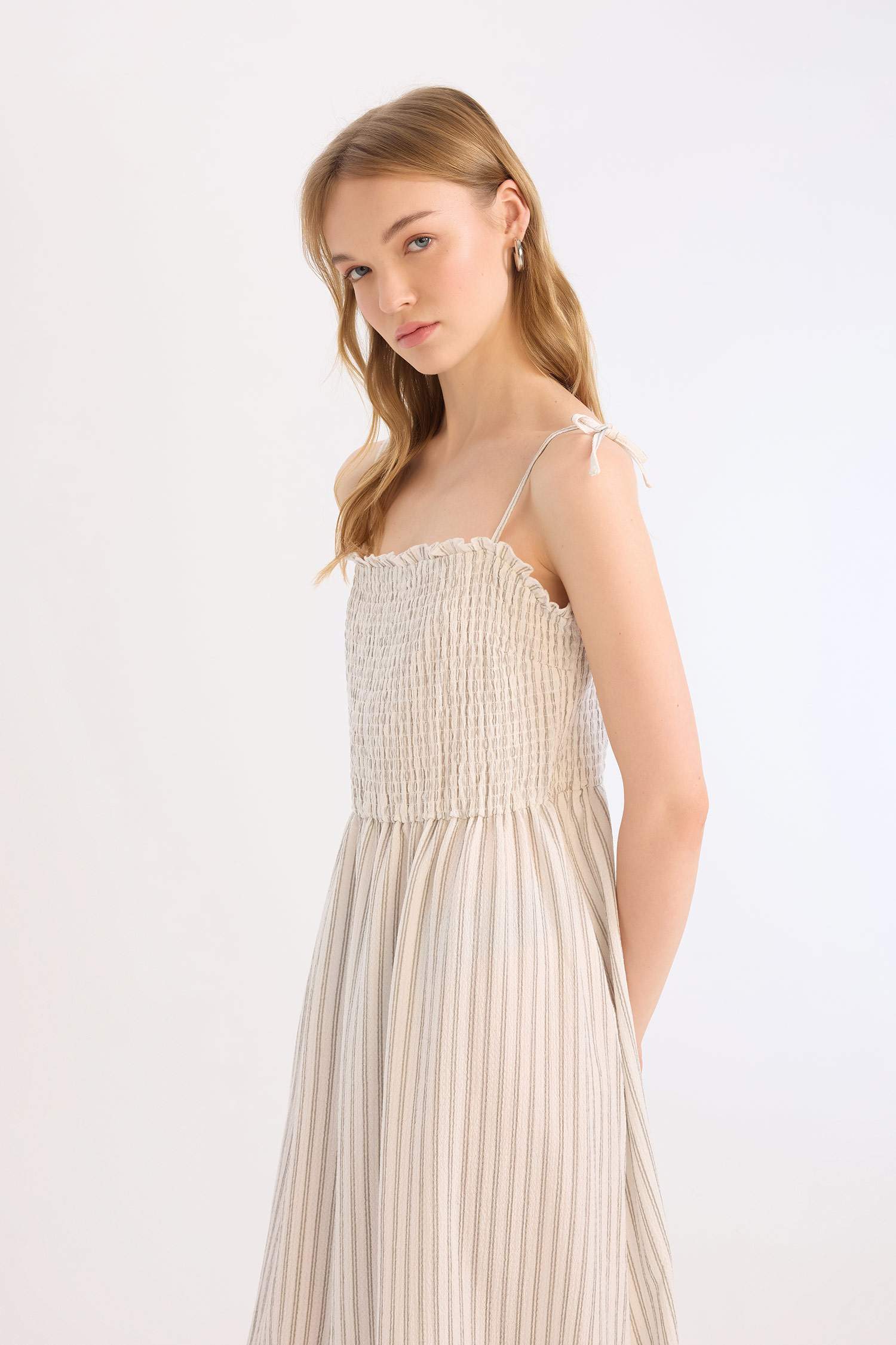 Платье-миди А-силуэта на бретелях в полоску из жатой ткани, коллекция Coool