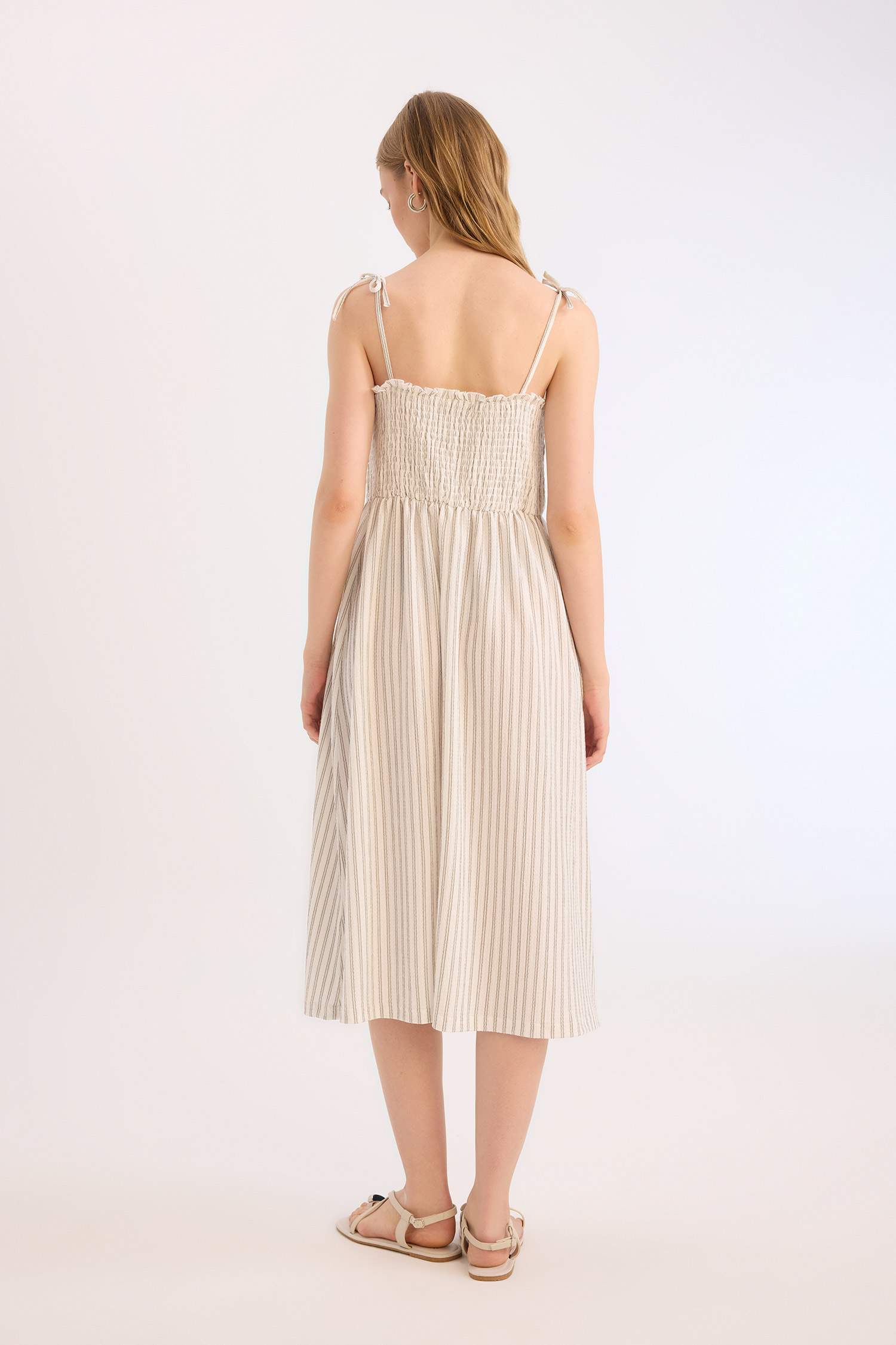 Платье-миди А-силуэта на бретелях в полоску из жатой ткани, коллекция Coool