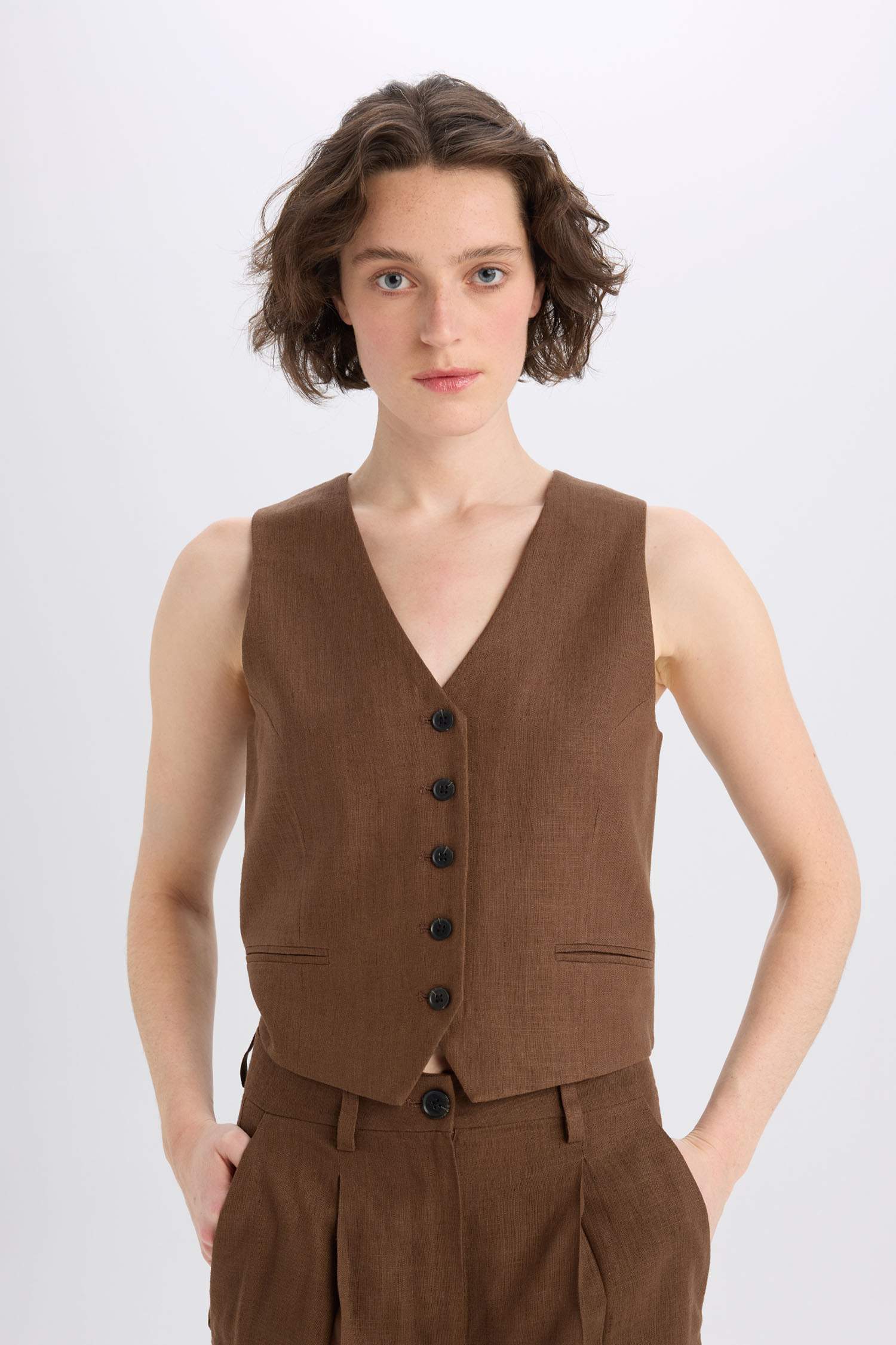 Жилет из смесового льна с V-образным вырезом