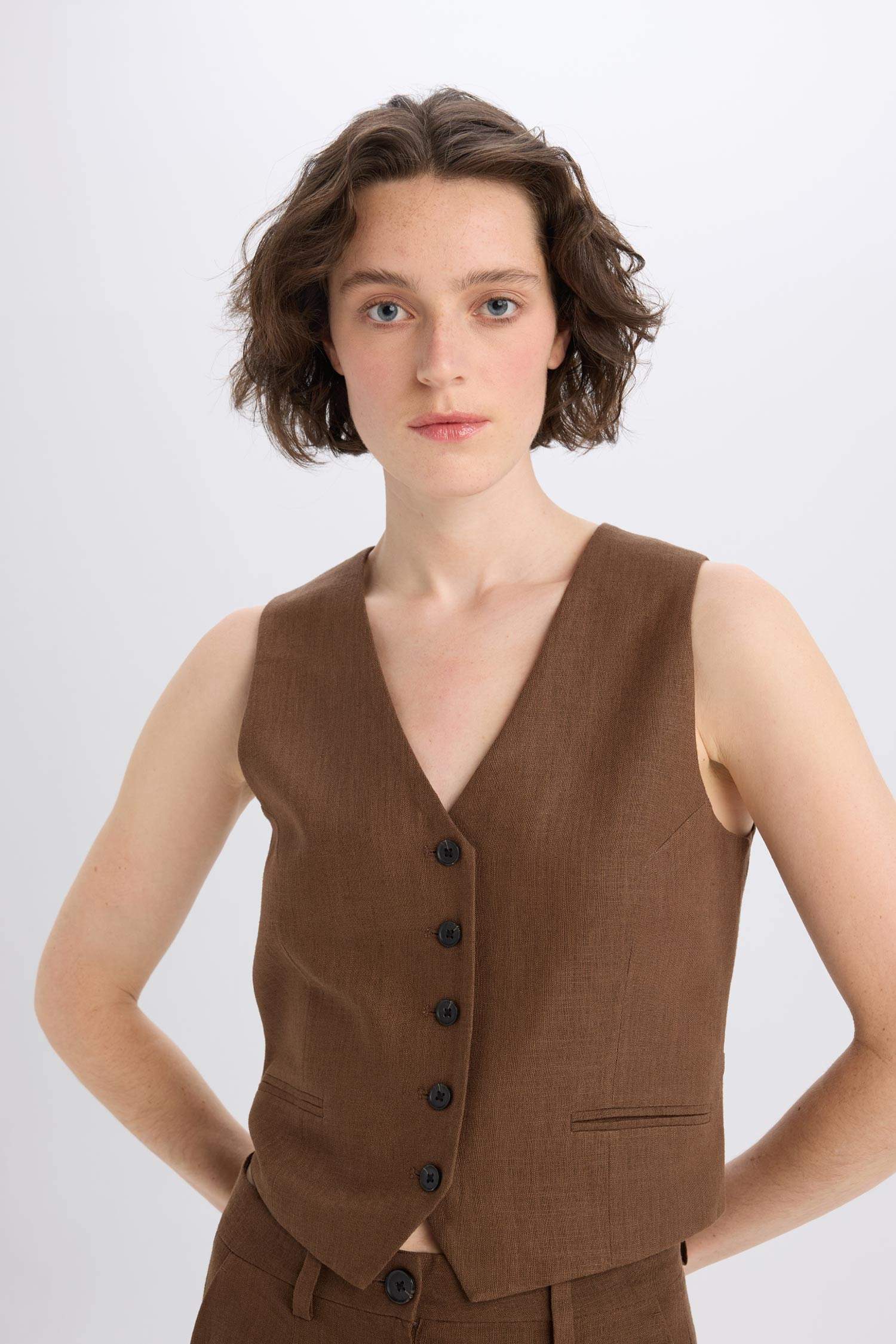 Жилет из смесового льна с V-образным вырезом