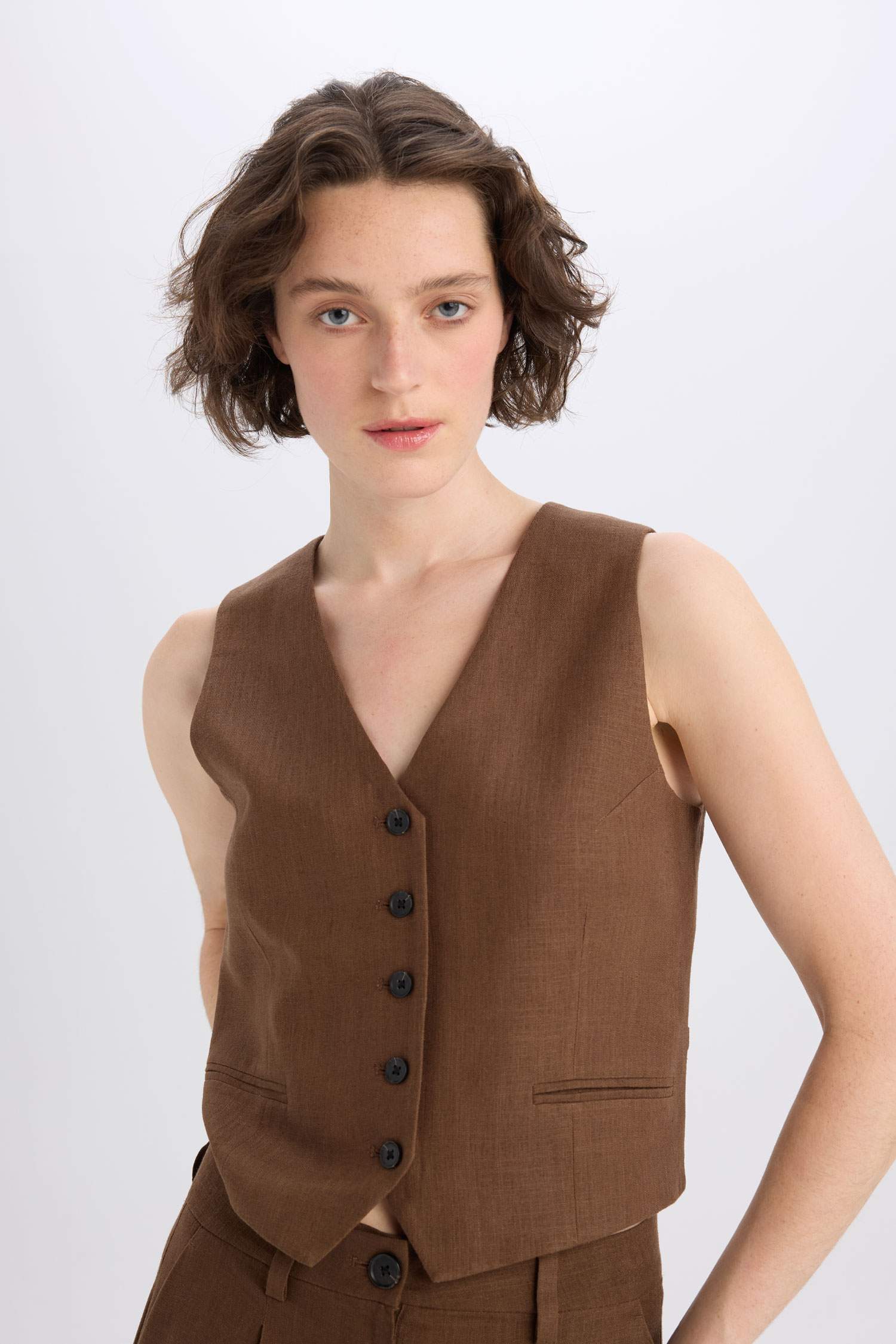 Жилет из смесового льна с V-образным вырезом