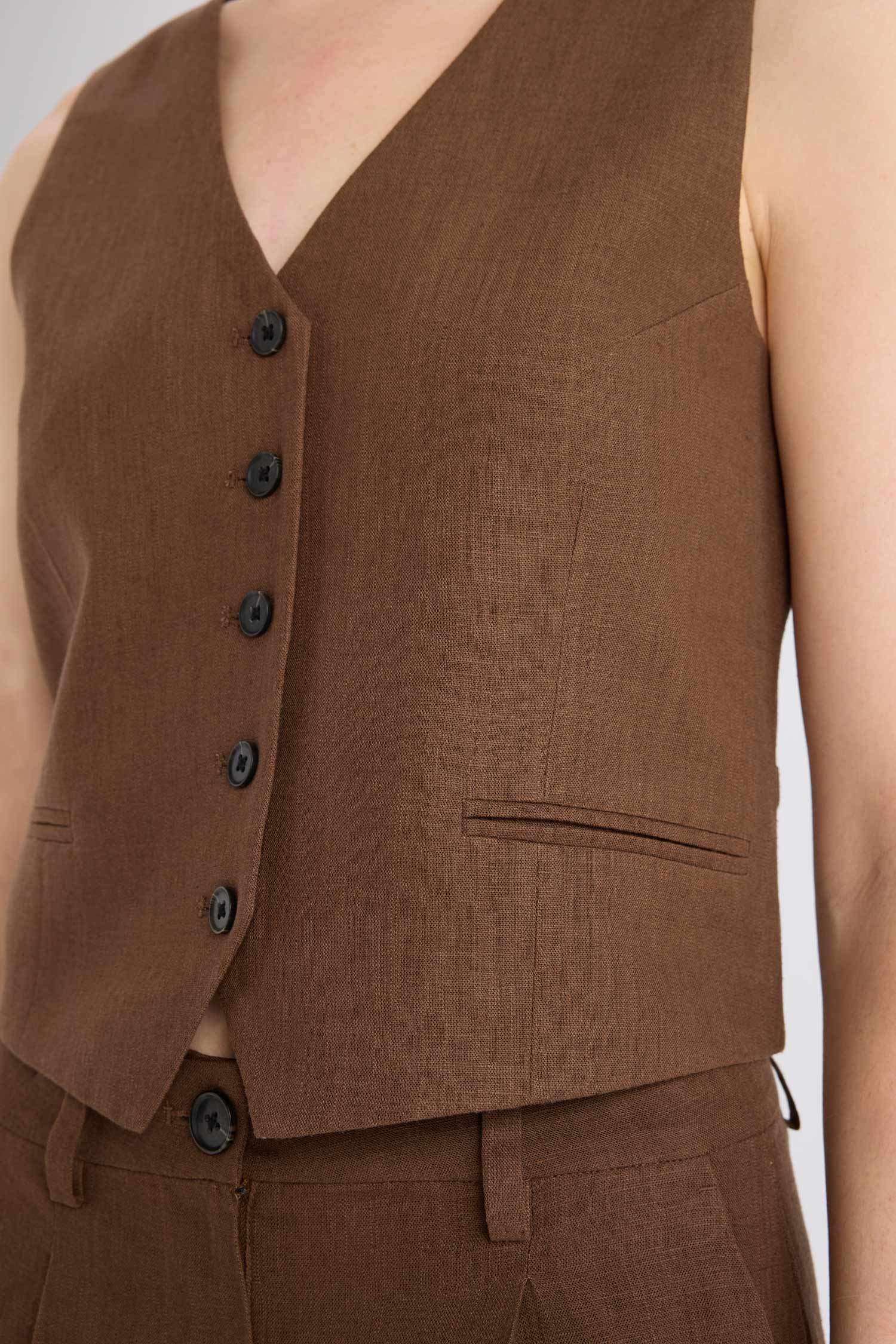 Жилет из смесового льна с V-образным вырезом