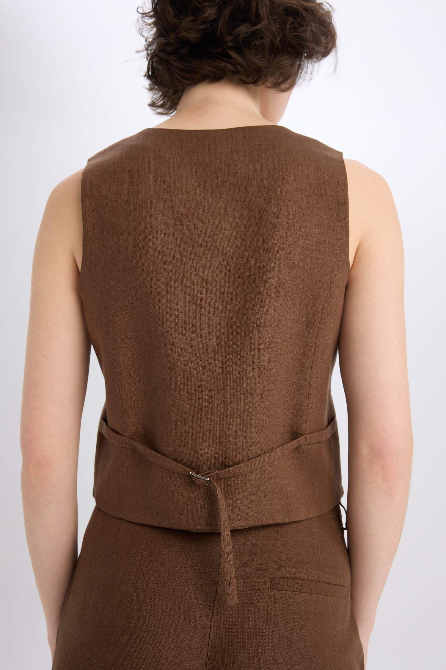 Жилет из смесового льна с V-образным вырезом