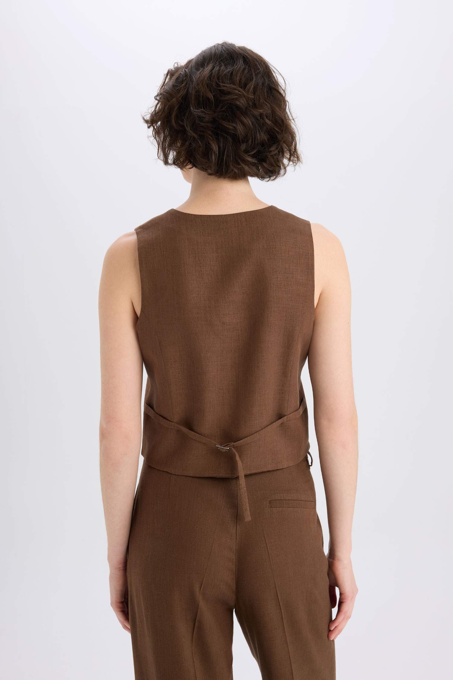 Жилет из смесового льна с V-образным вырезом