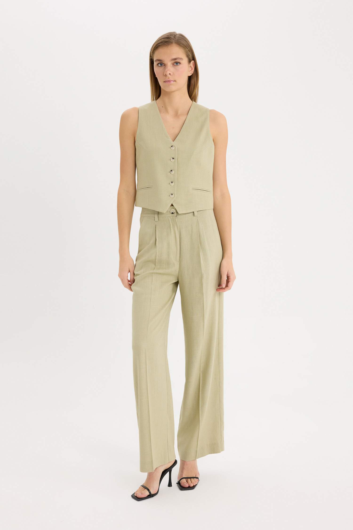 Жилет из смесового льна с V-образным вырезом