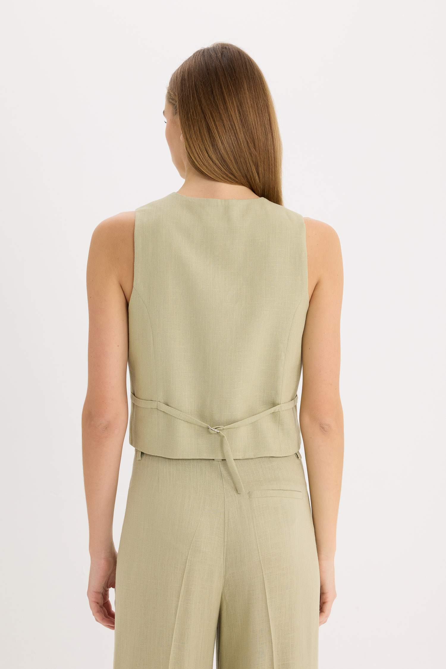 Жилет из смесового льна с V-образным вырезом