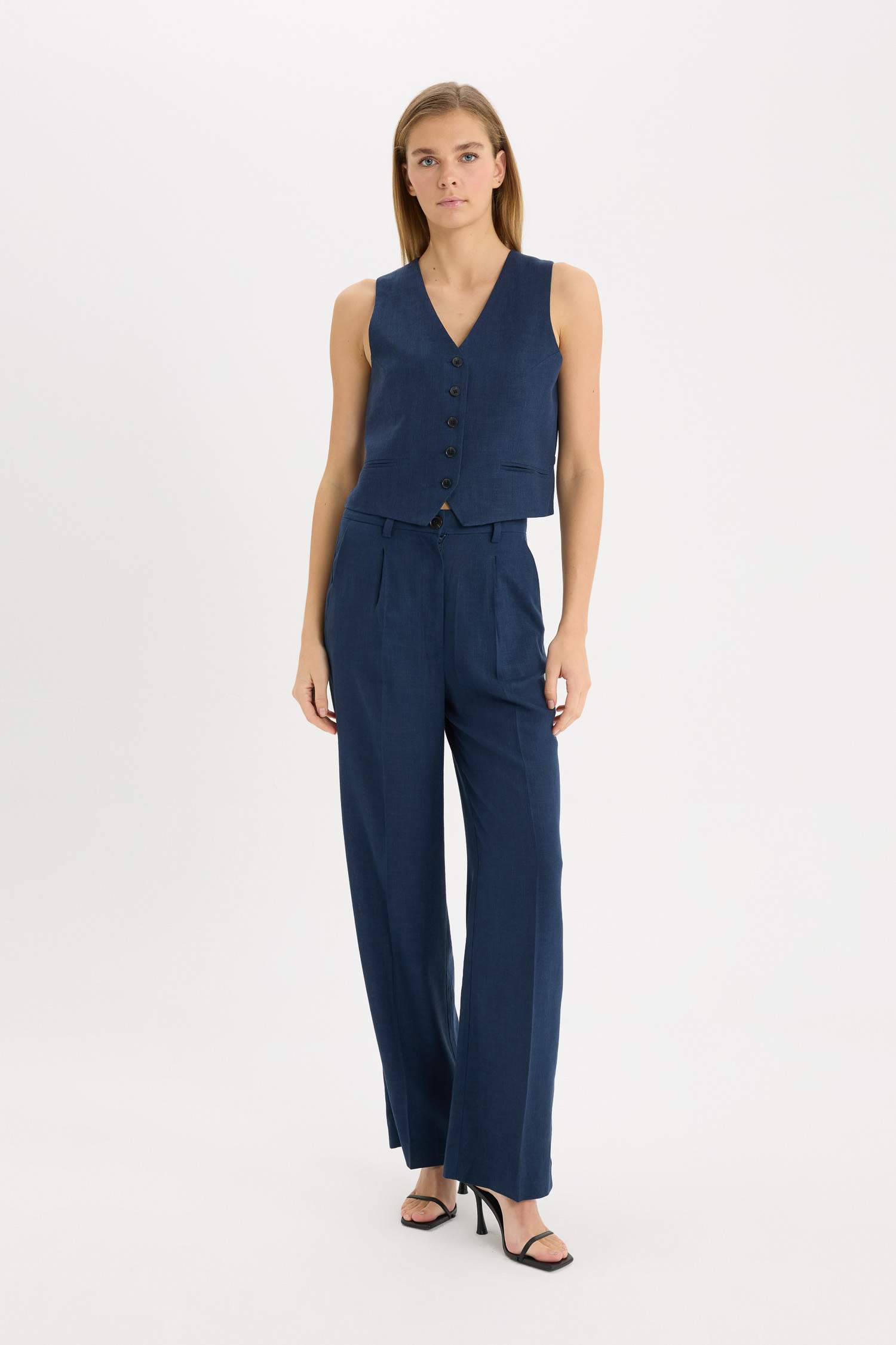 Жилет из смесового льна с V-образным вырезом