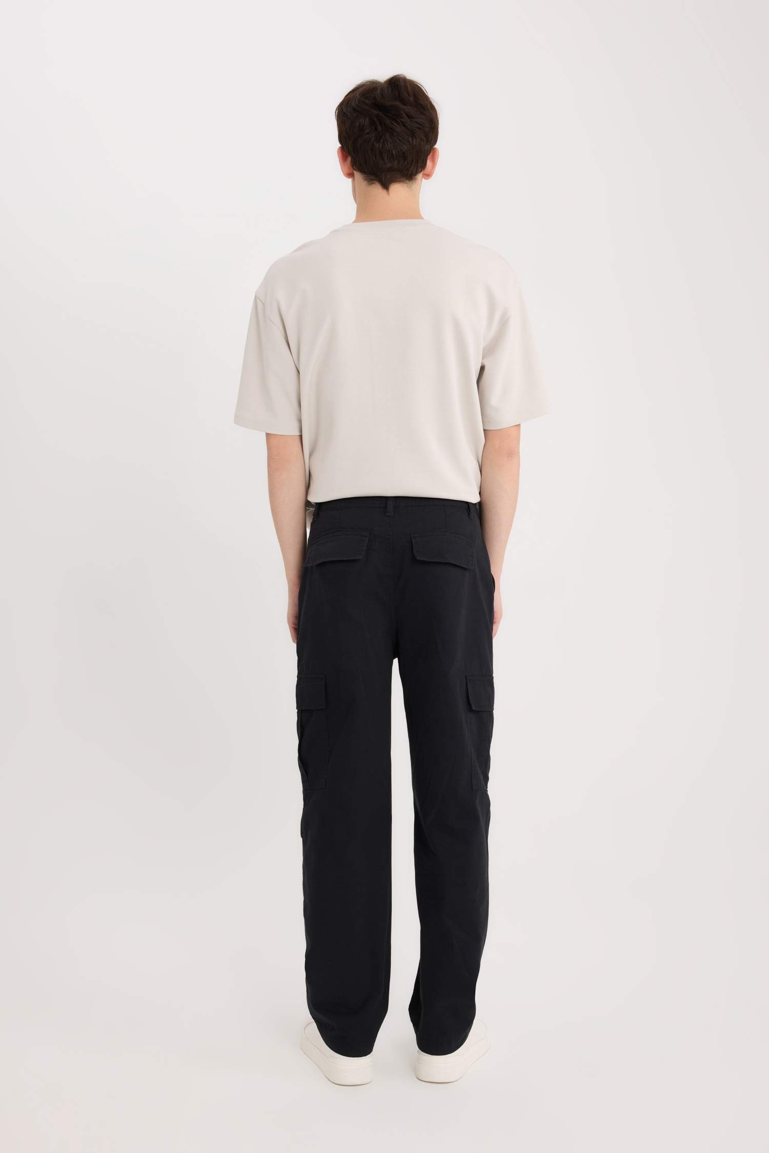 Широкие брюки с карманами карго и прямыми штанинами