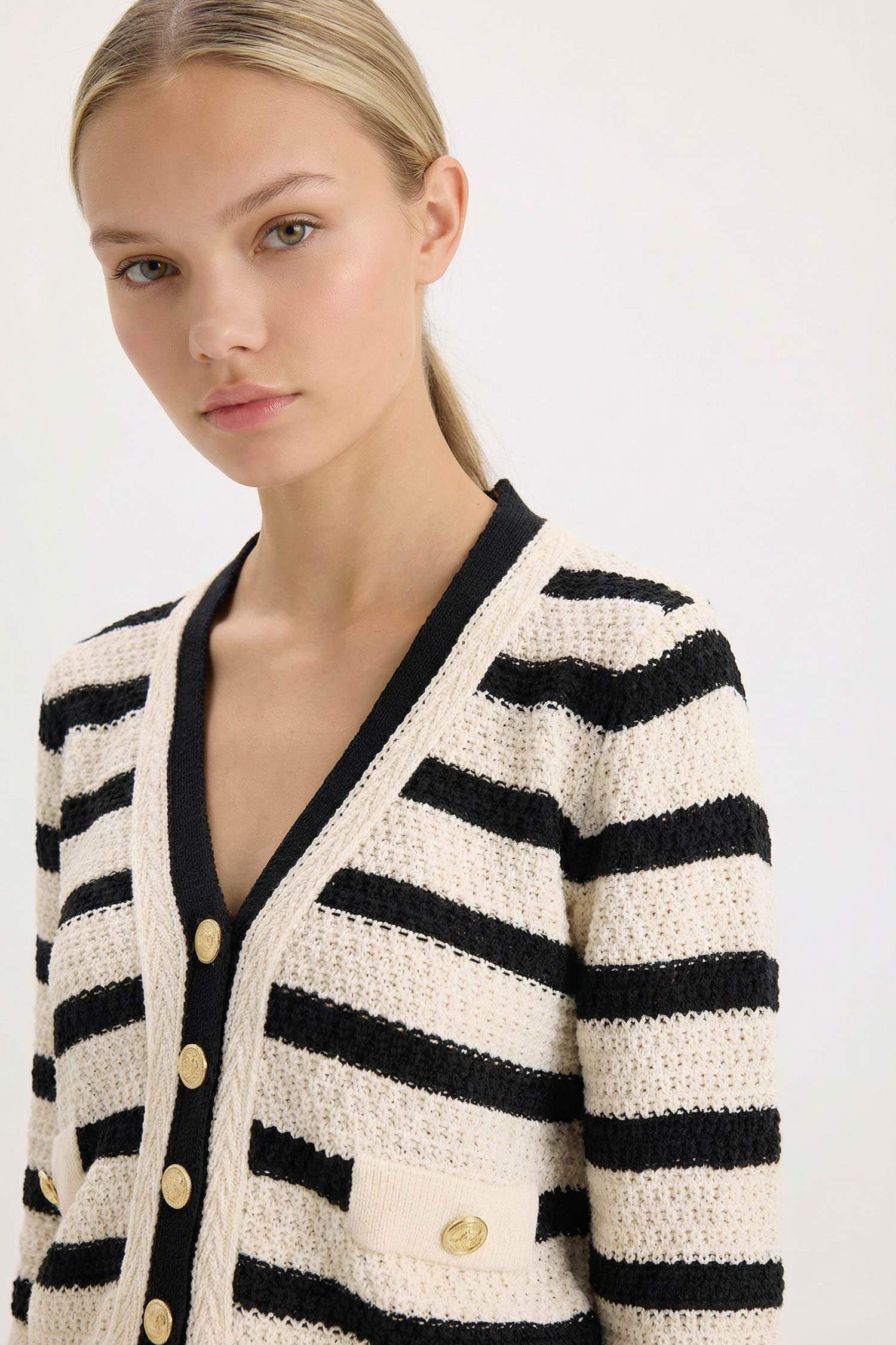 Regular Fit V Yaka Çizgili Düğmeli Triko Hırka