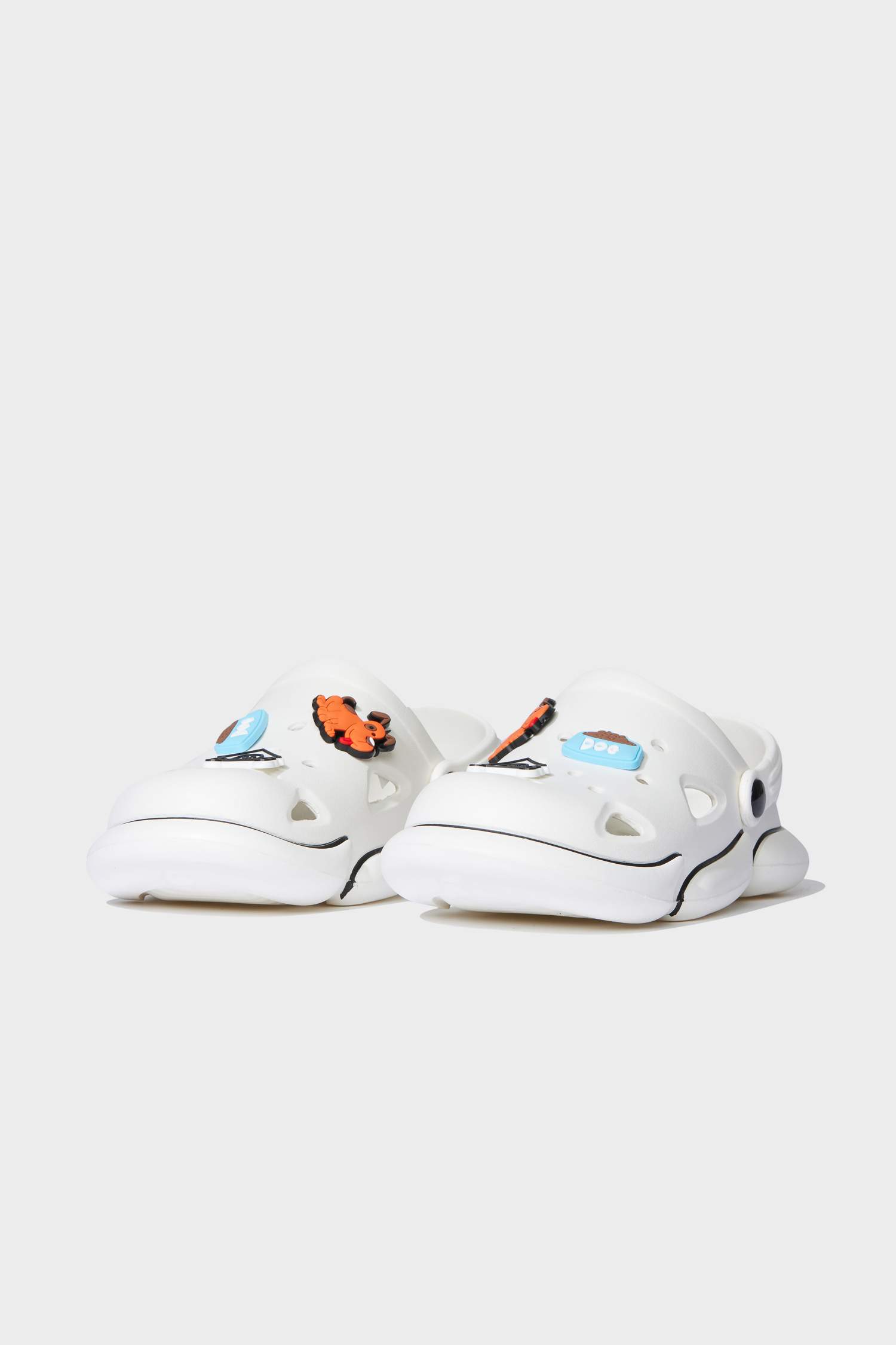 صندل اولادي أبيض بكعب مسطح