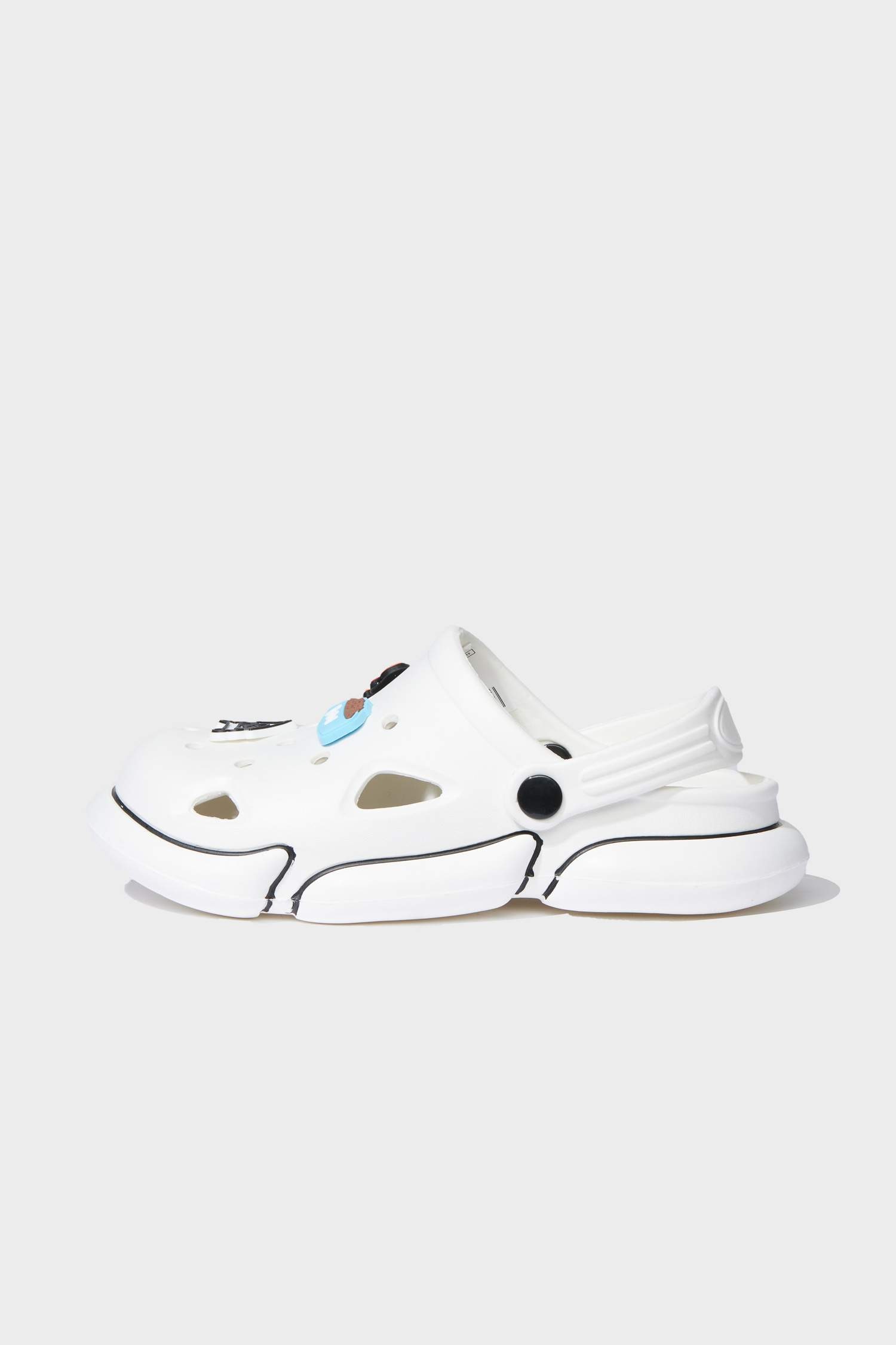 صندل اولادي أبيض بكعب مسطح