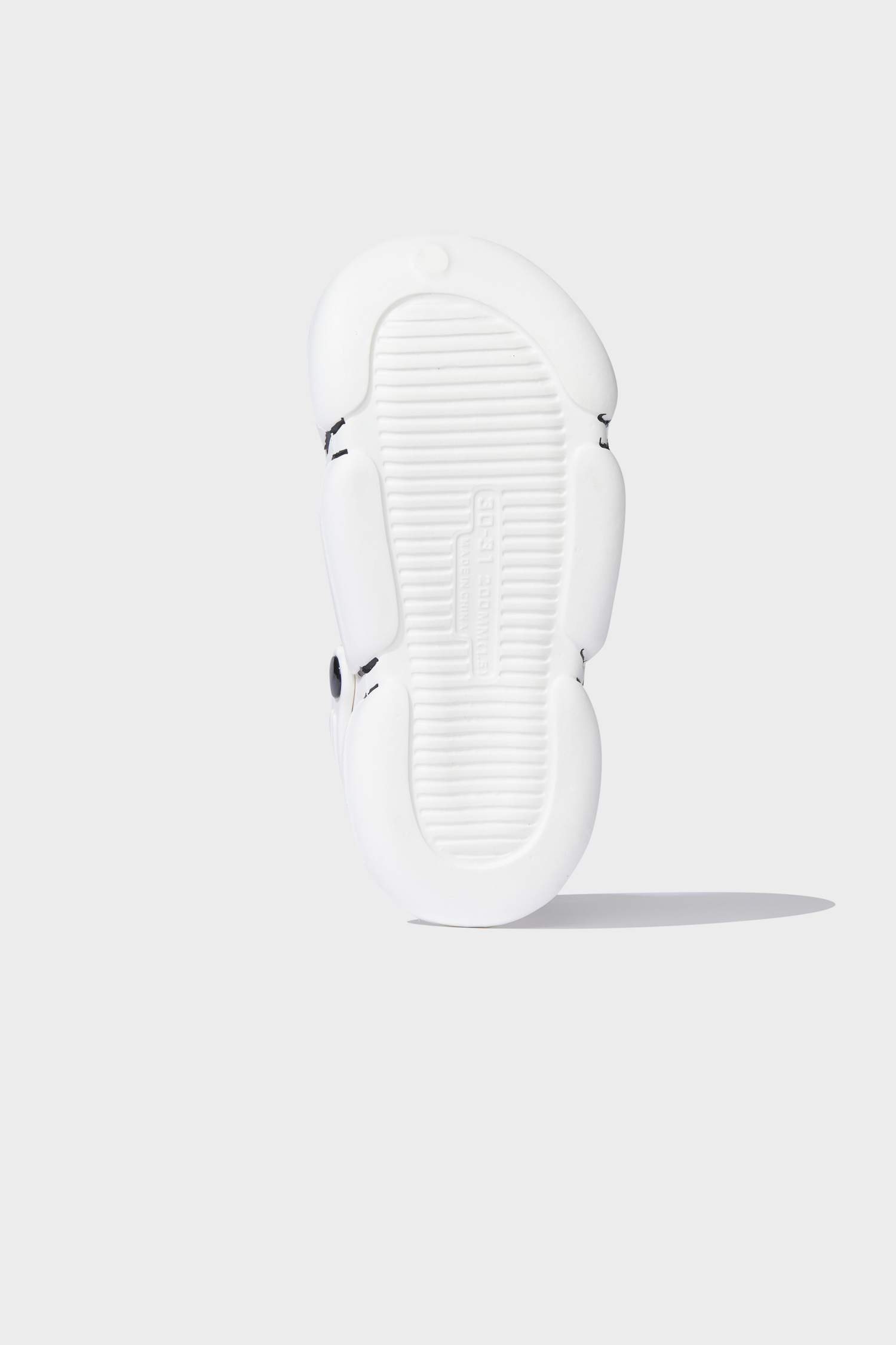 صندل اولادي أبيض بكعب مسطح