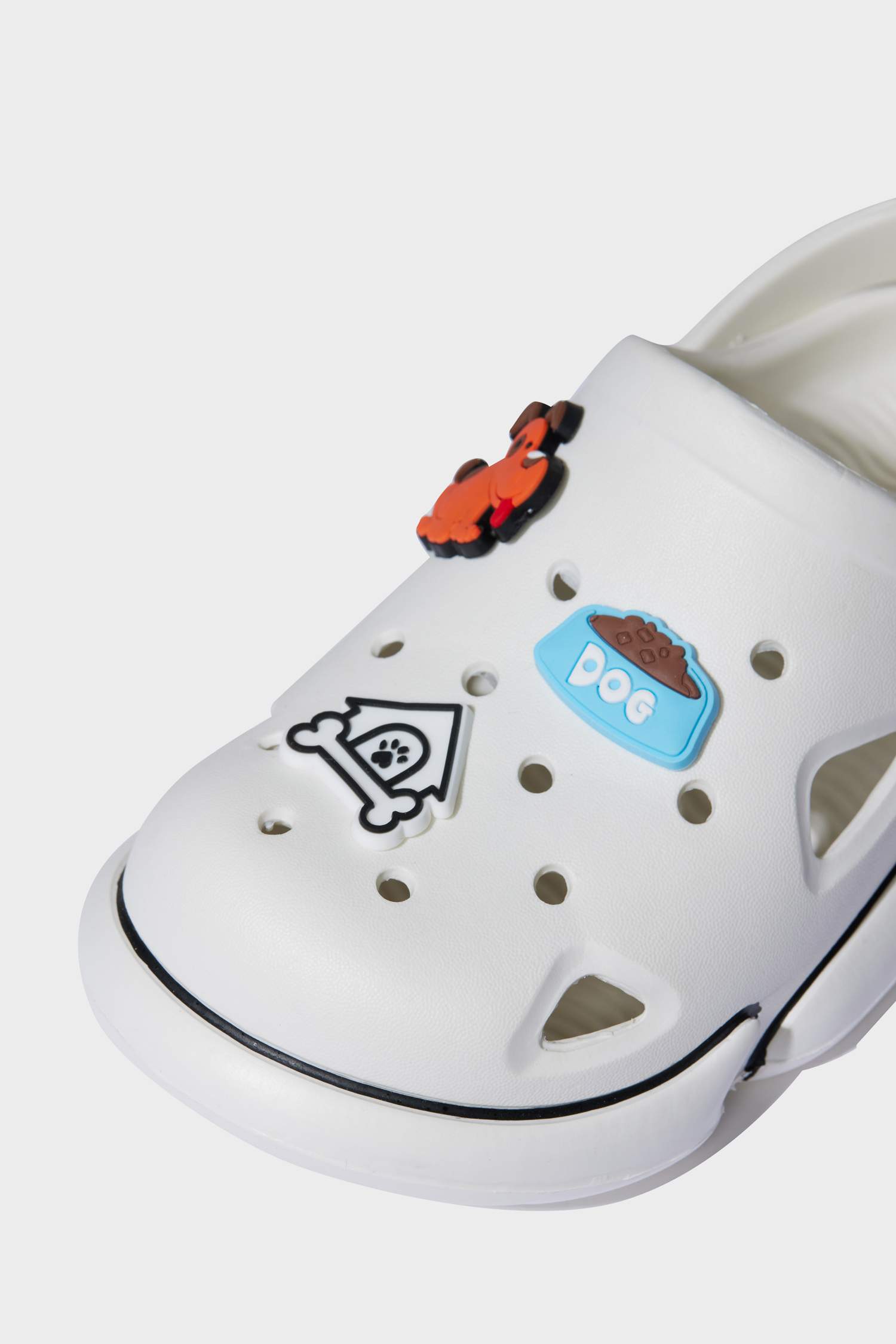 صندل اولادي أبيض بكعب مسطح