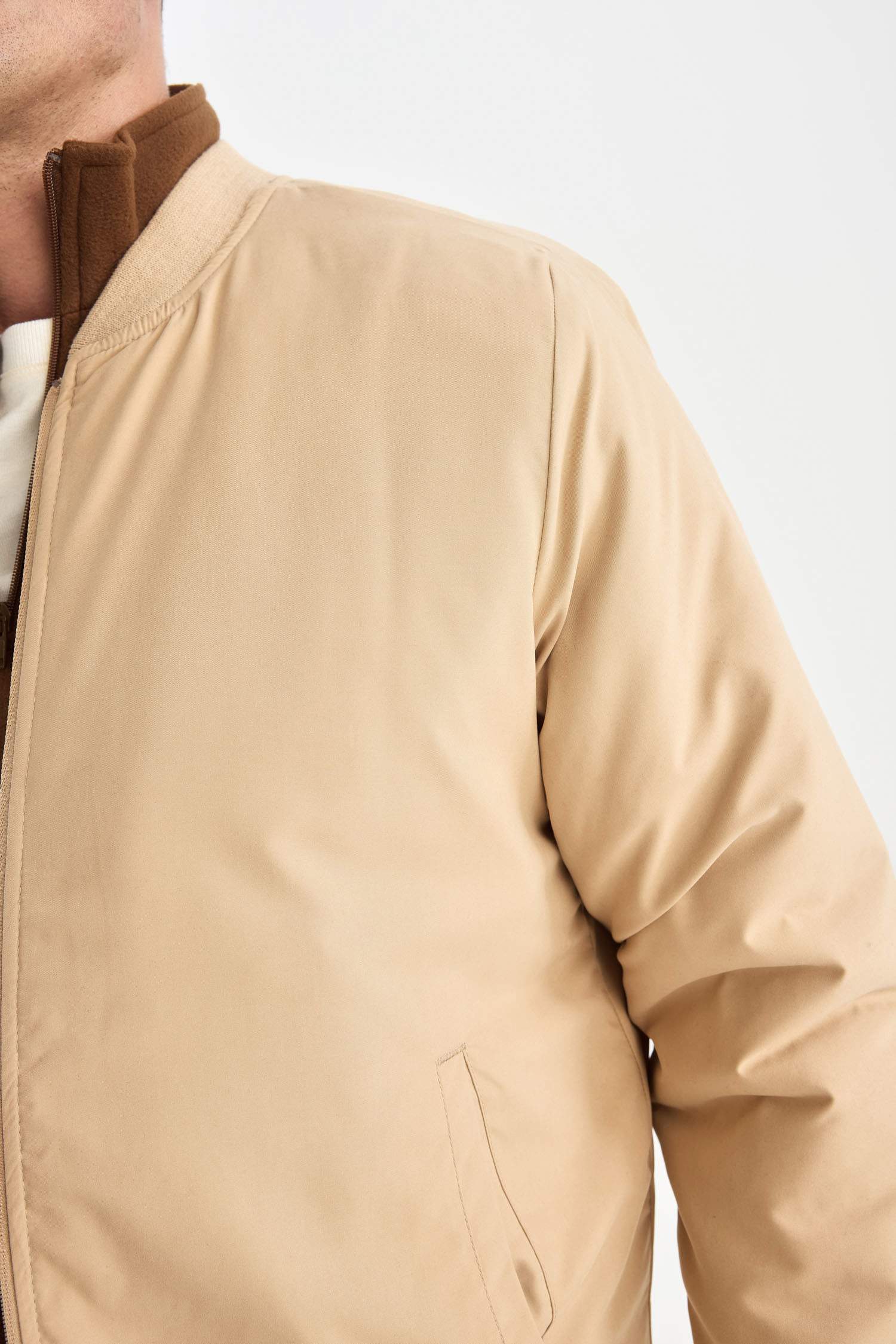 جاكيت بومبر خفيف قصة عادية طارد للماء وياخة كوليج